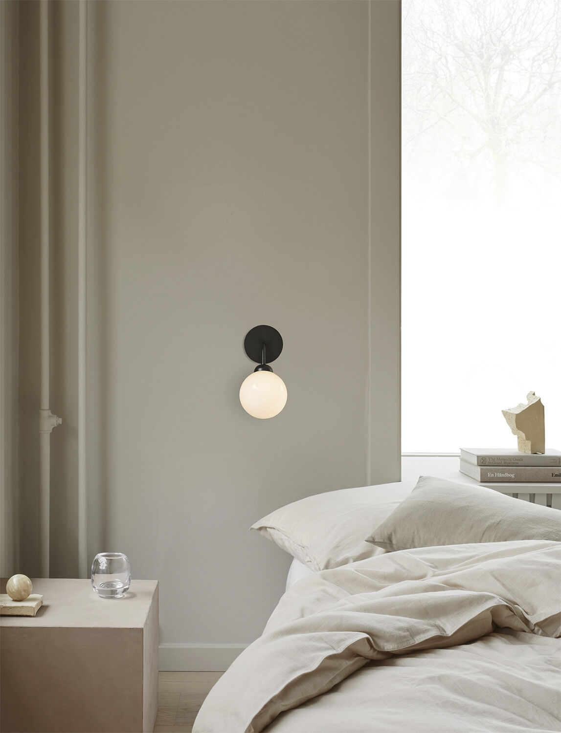 Apiales Wall, satin black / opal