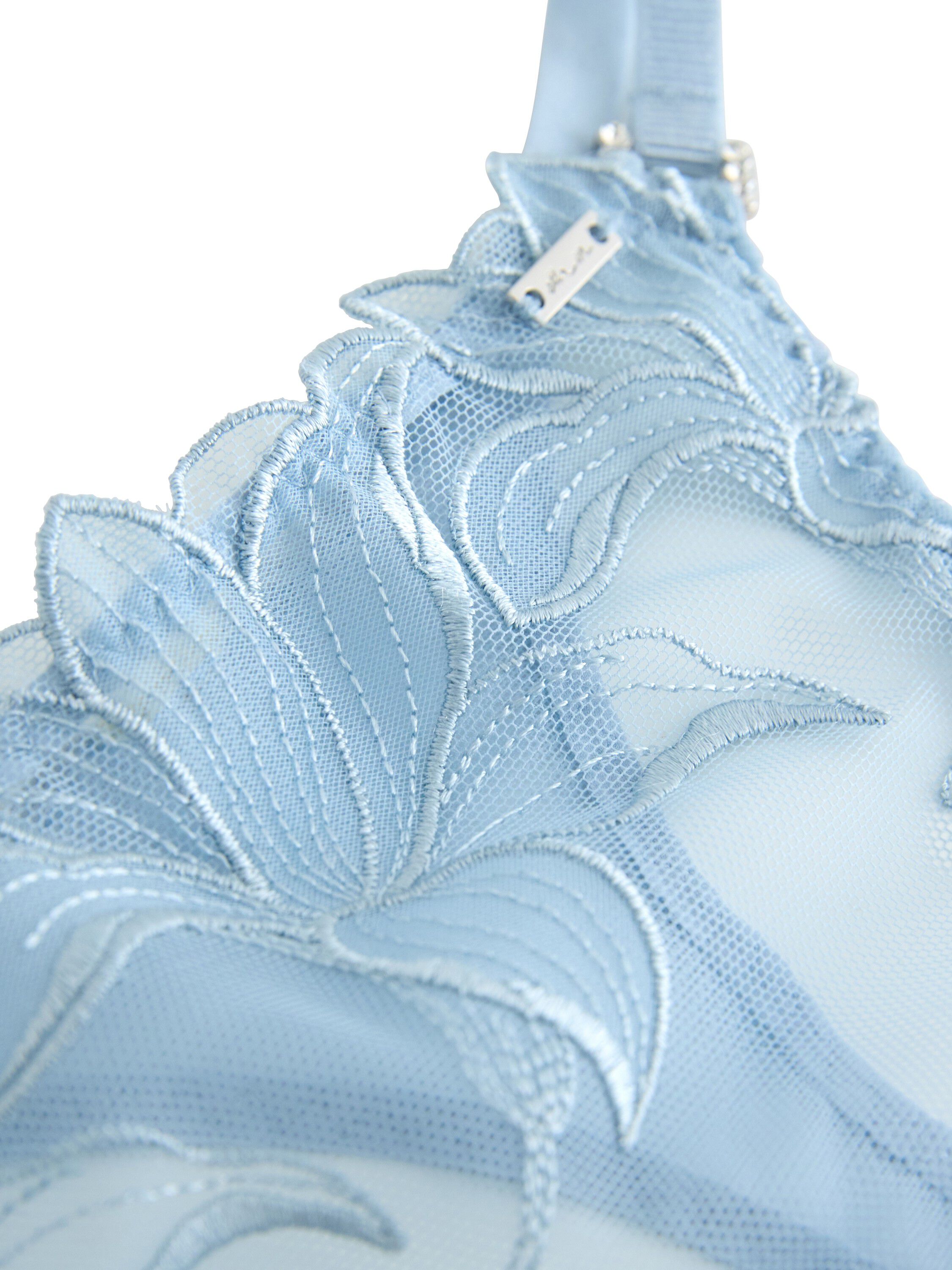 Thong with a low waist in lace and