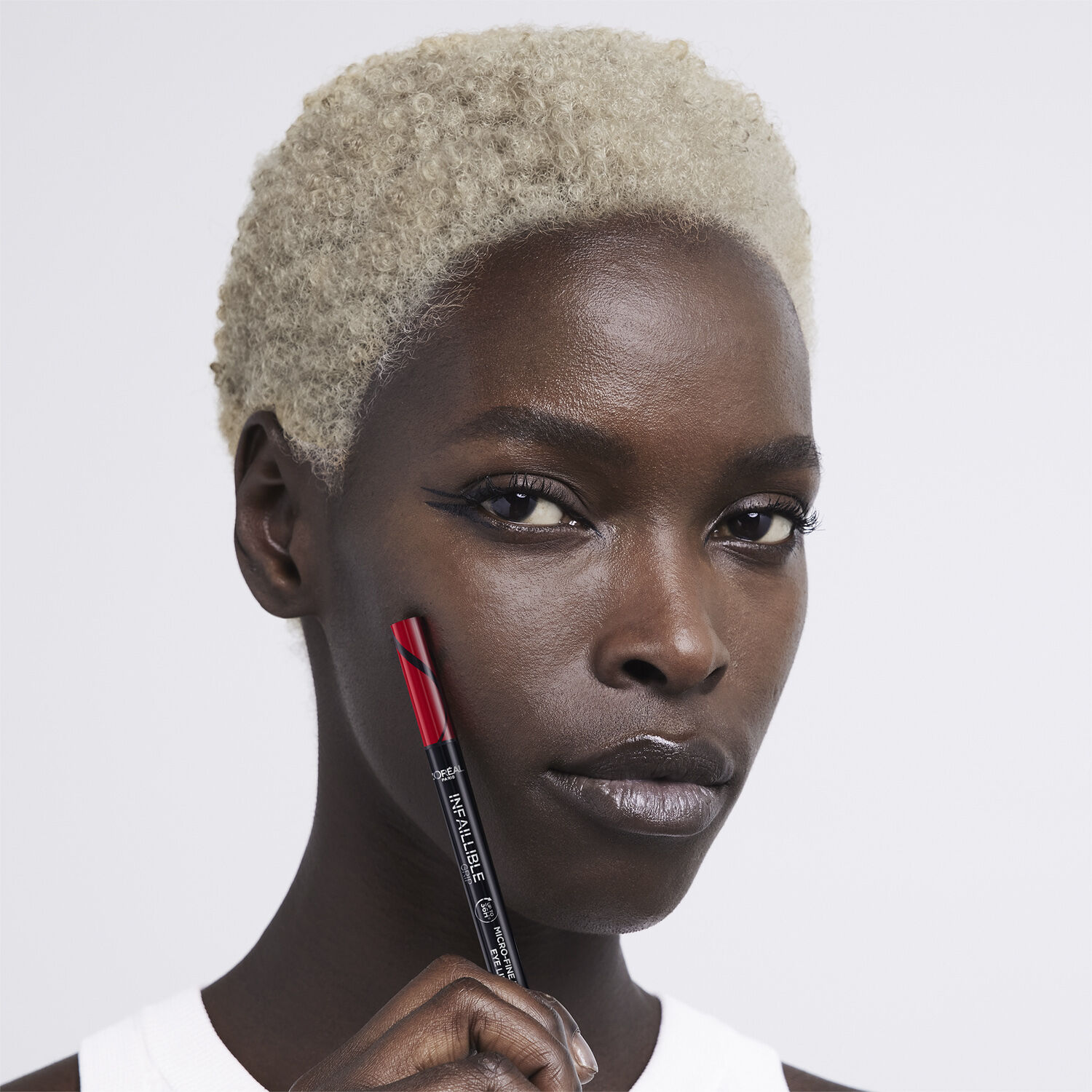 Infaillible Grip 36H Micro-Fine Brush Eyeliner