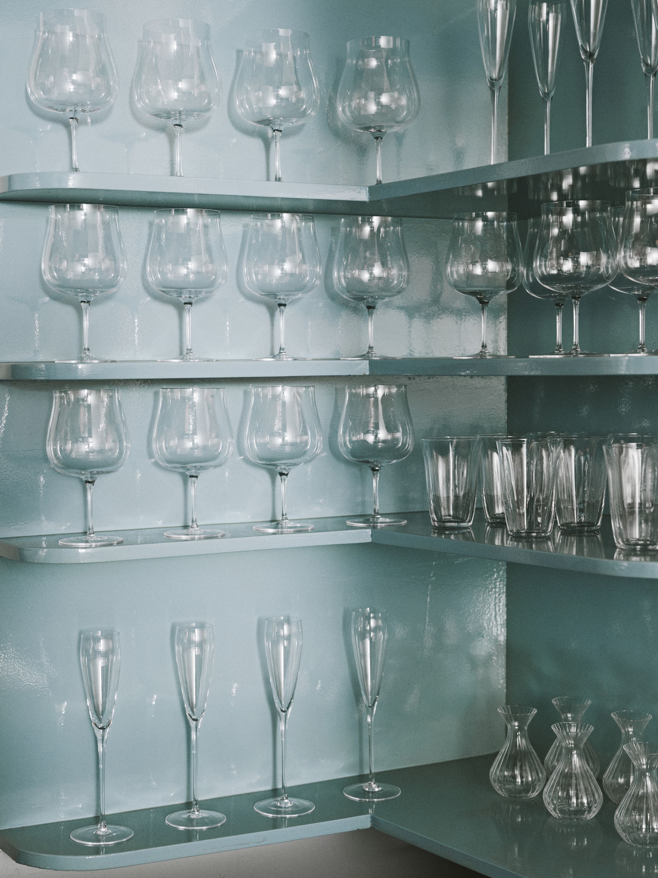 WHITE WINE GLASS SILHOUETTE