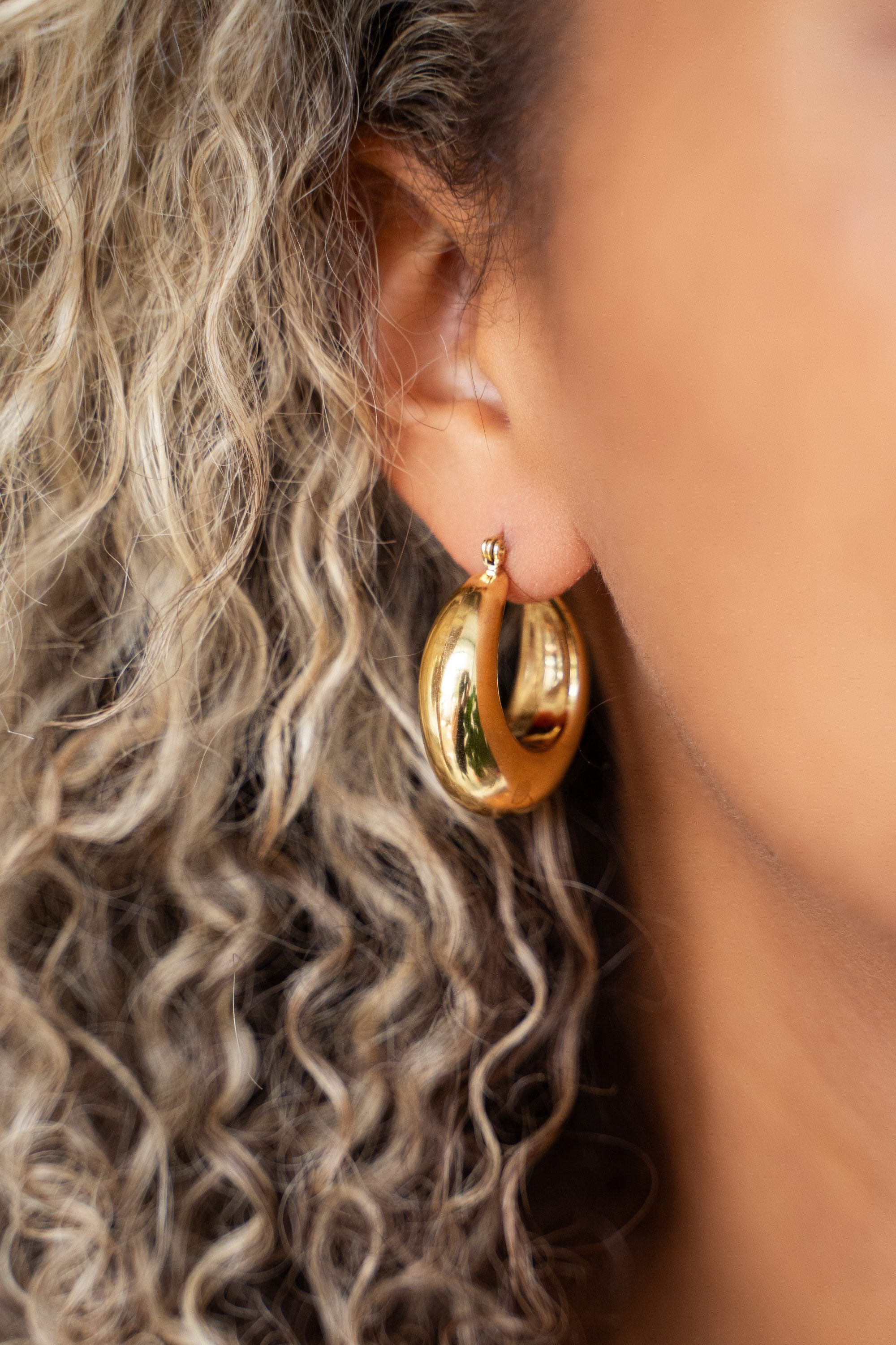 Medium Statement 70's Hoops