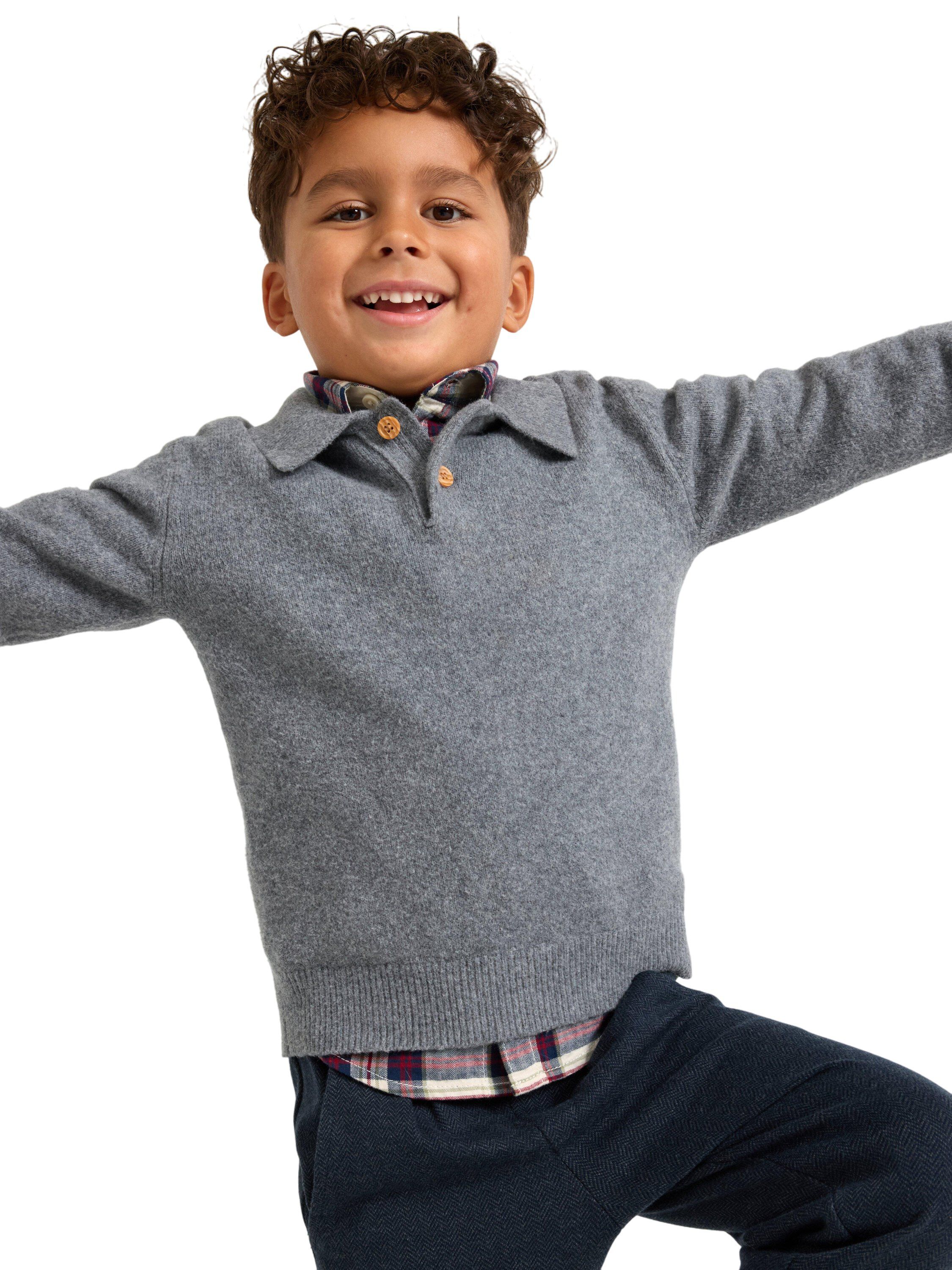 Finstrikket genser med krage og kna