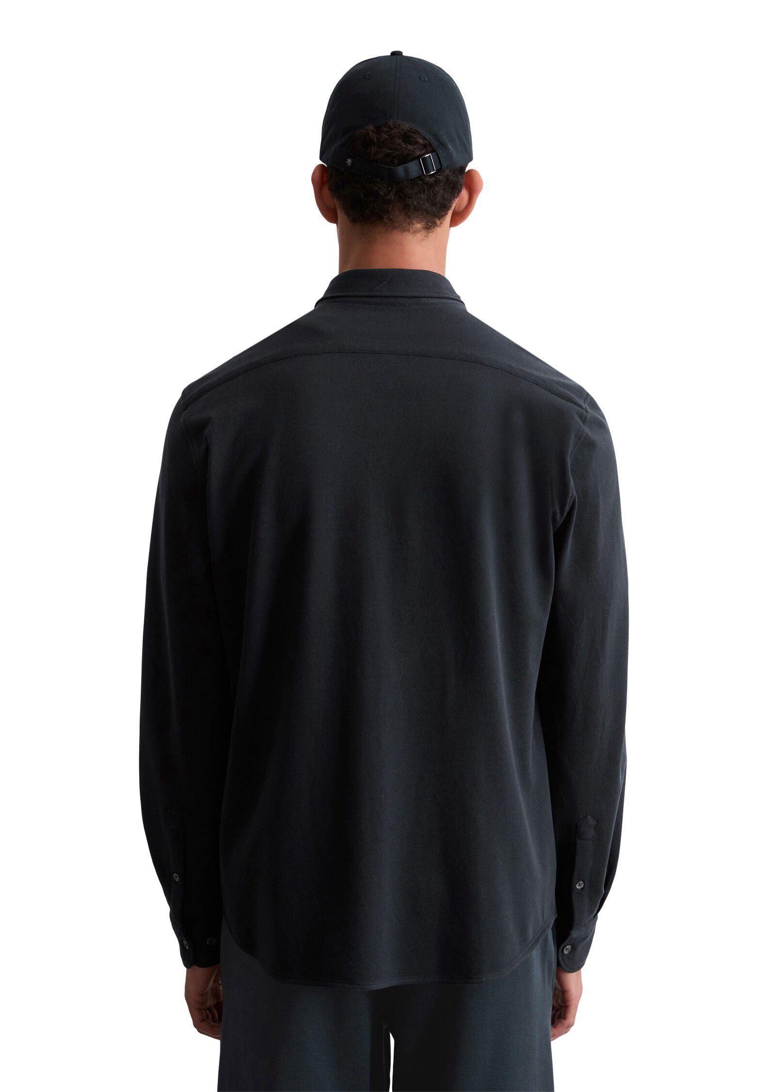 Spread collar, long sleeve, round h