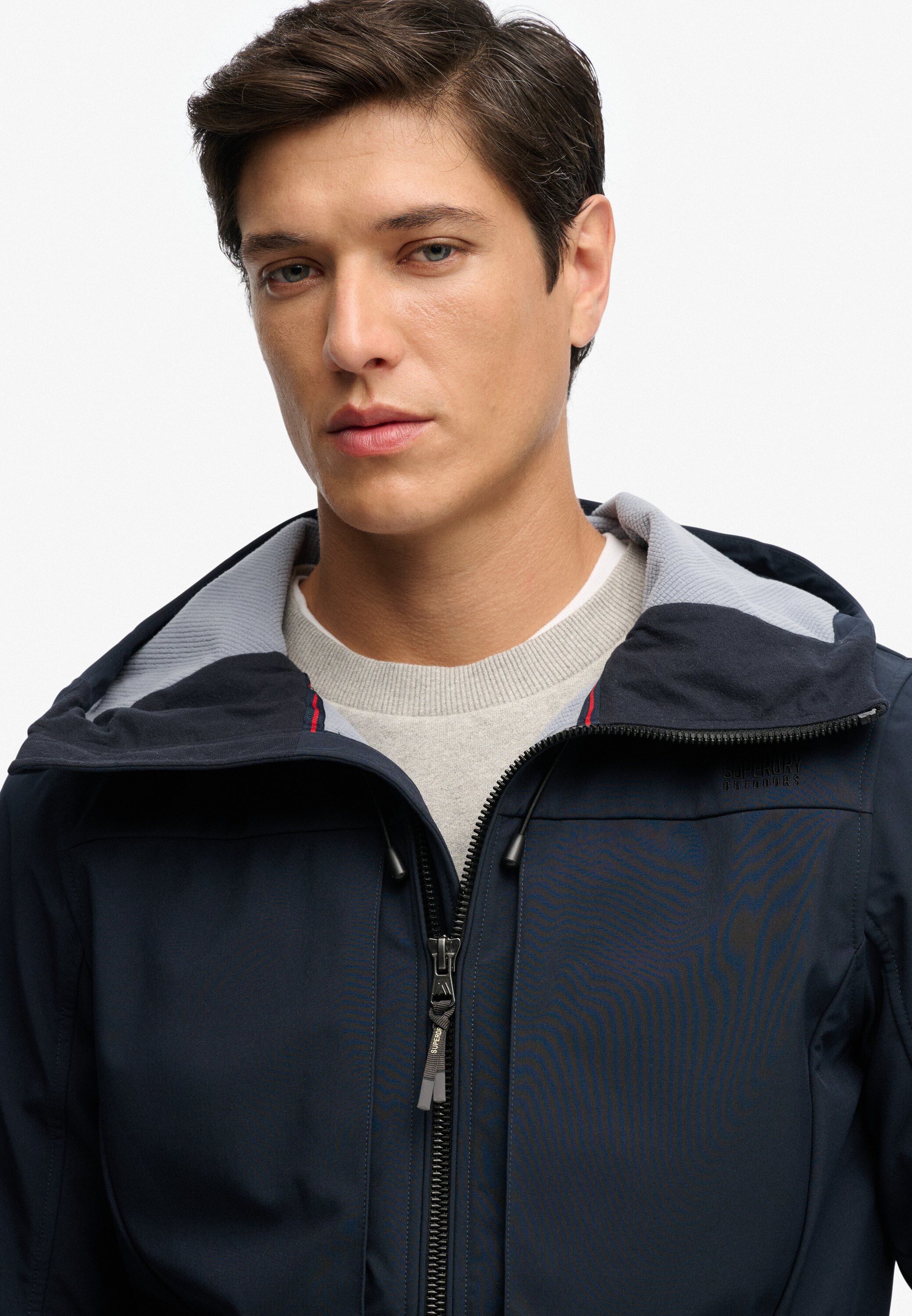 HOODED SOFTSHELL TREKKER JKT