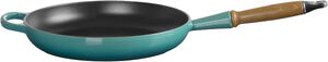 Le Creuset Signature st&oslash;bejern stegepande m/ tr&aelig;h&aring;ndtag 28cm Bleu Rivi