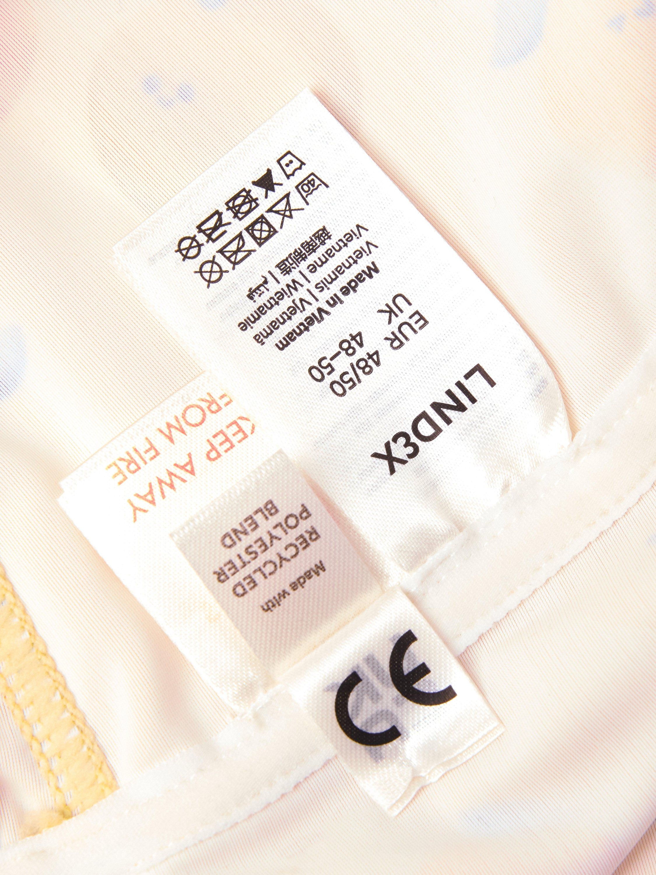 Sun cap with UV-protective fabric.