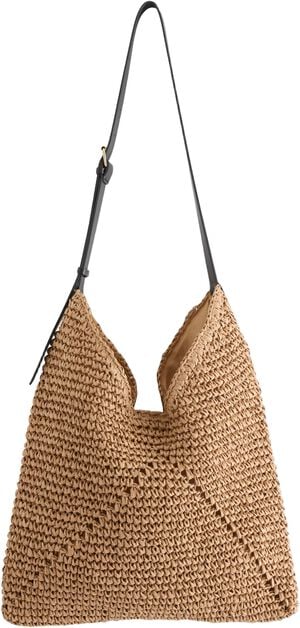 Medium sized straw bag with shoulde