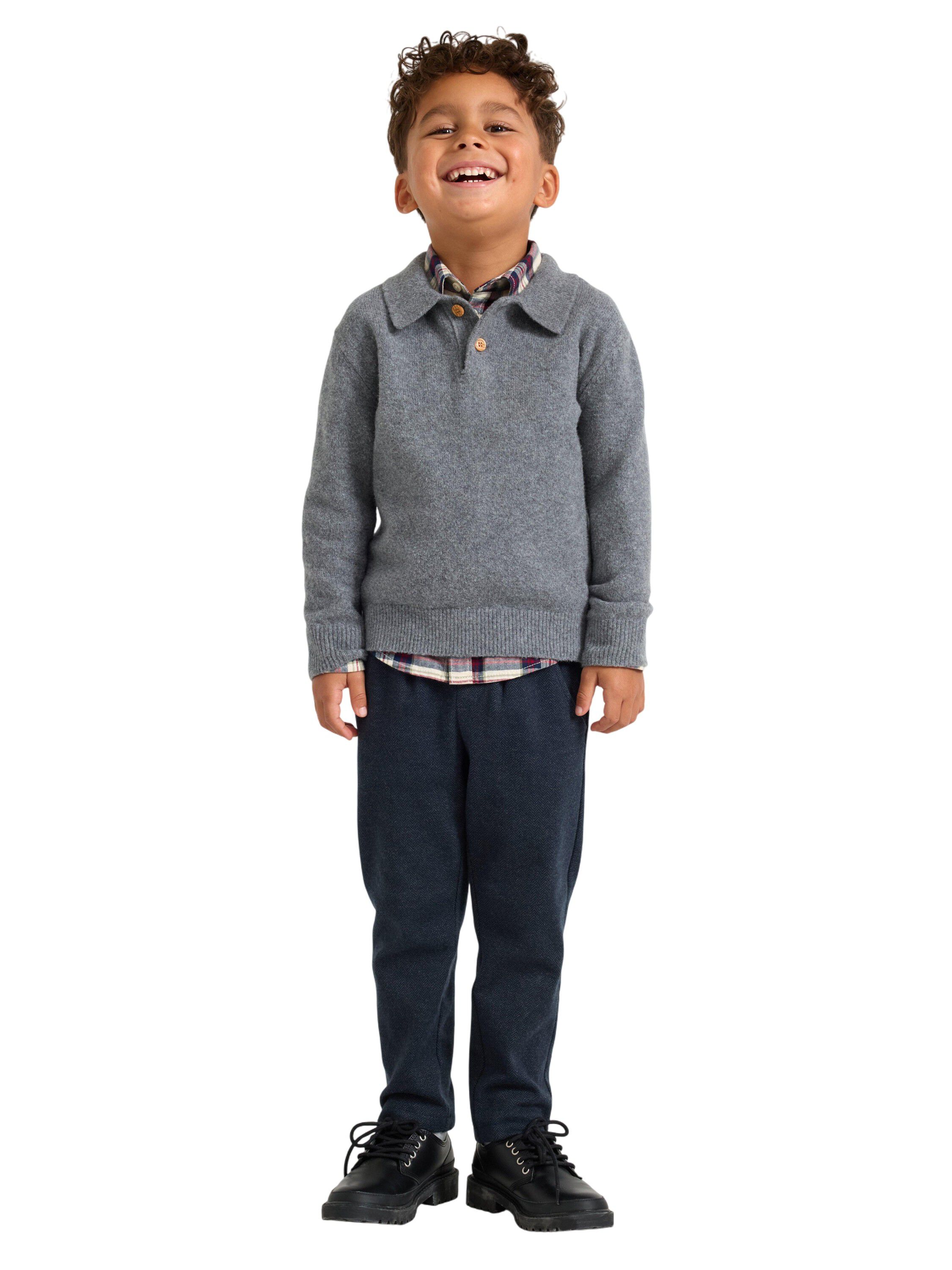 Finstrikket genser med krage og kna