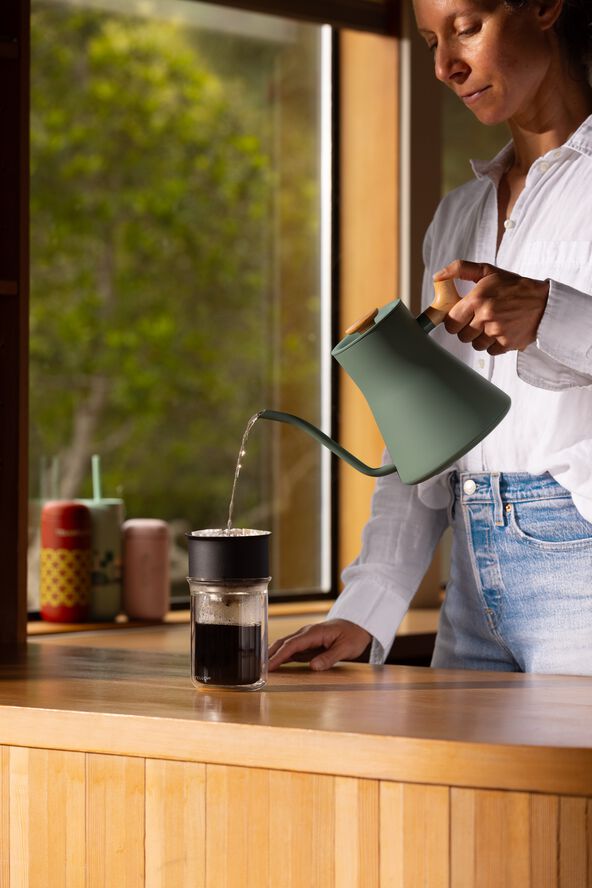 Stagg EKG Pro 0. 9L Smoke Green + Maple Handle