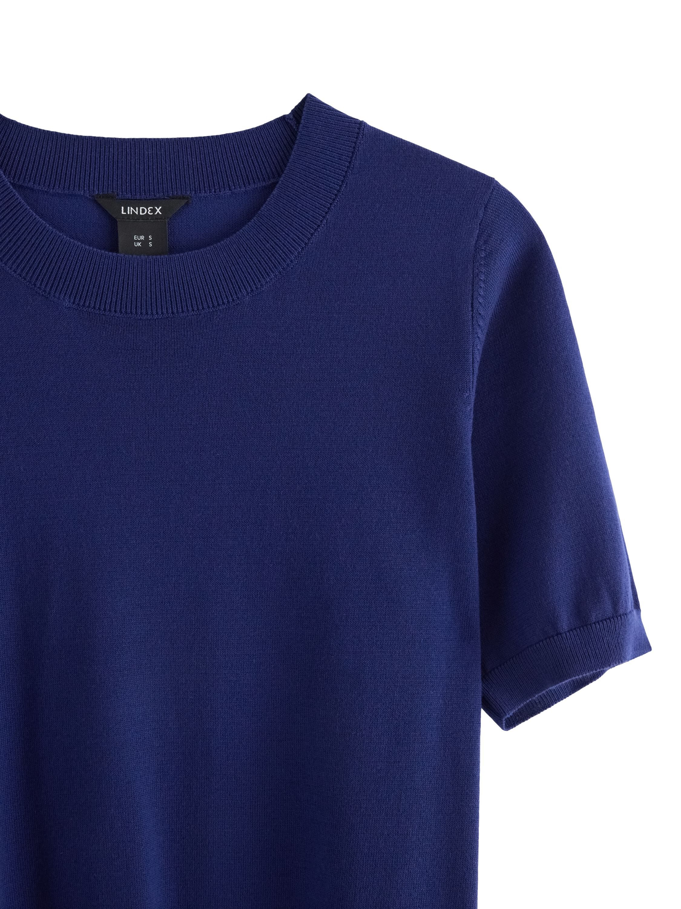 Finstrikket top med rund halsudsk&aelig;r