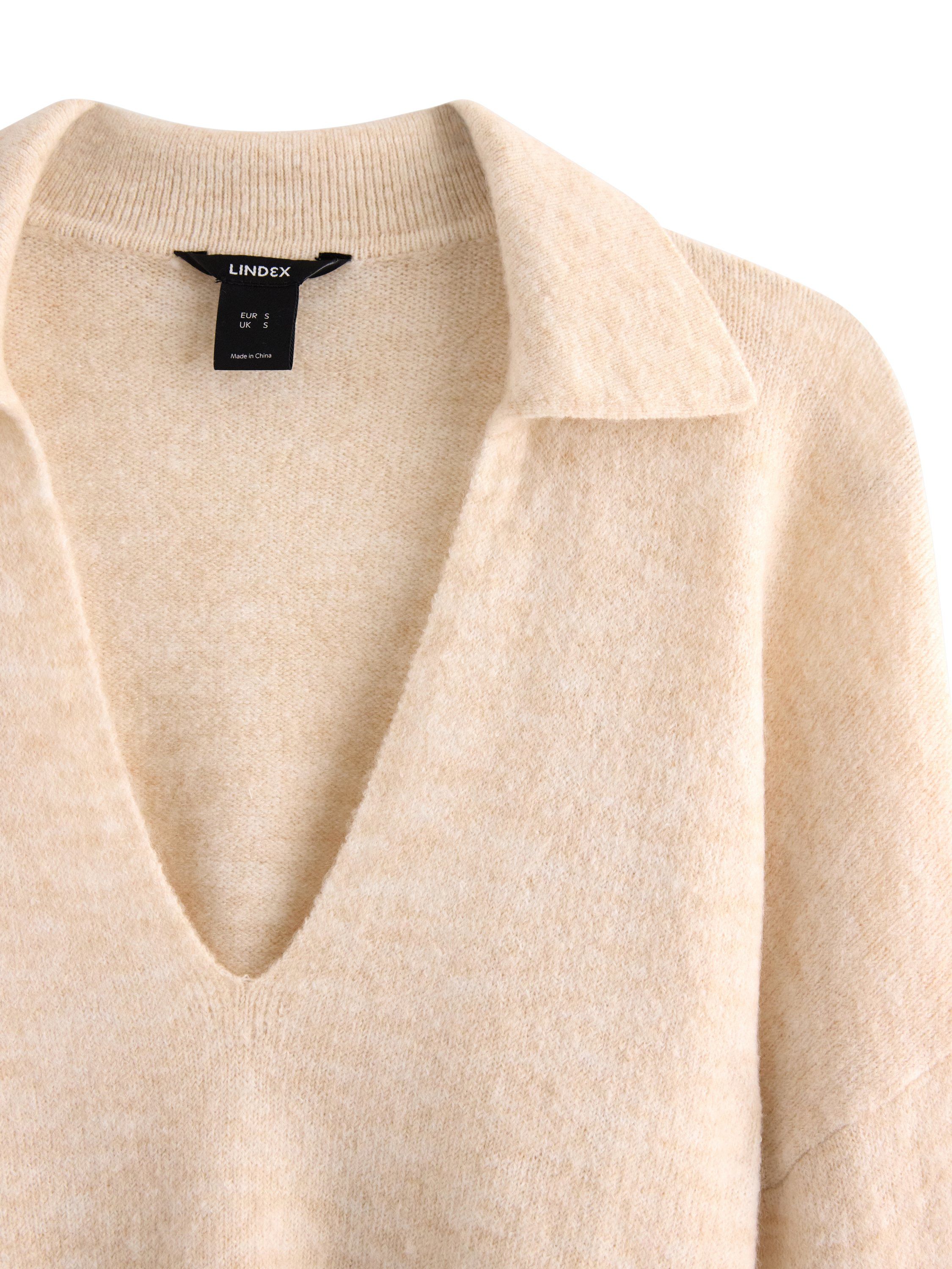 Strikket genser i mykt stoff med v-