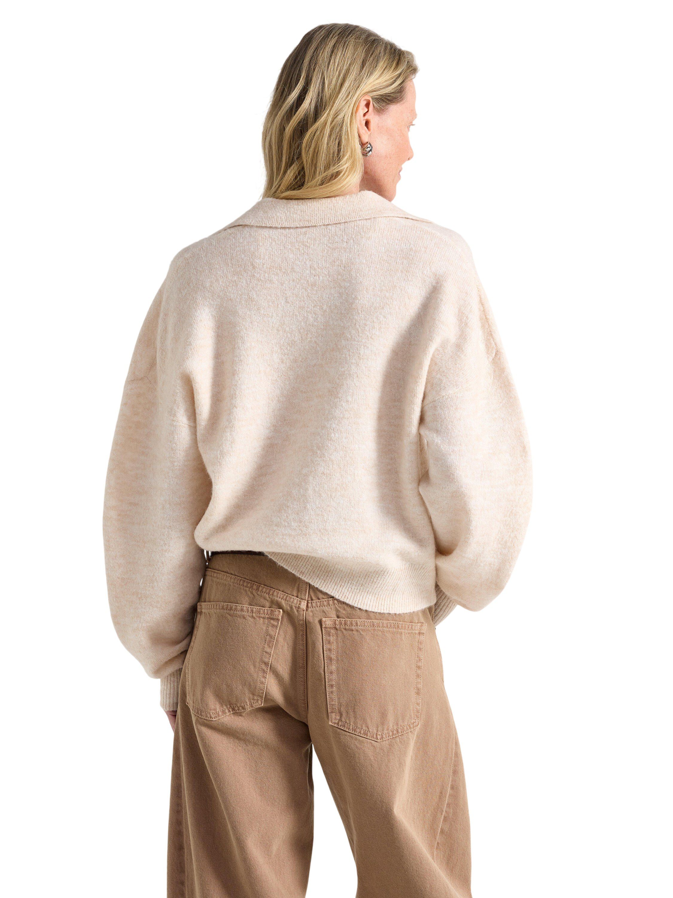 Strikket genser i mykt stoff med v-