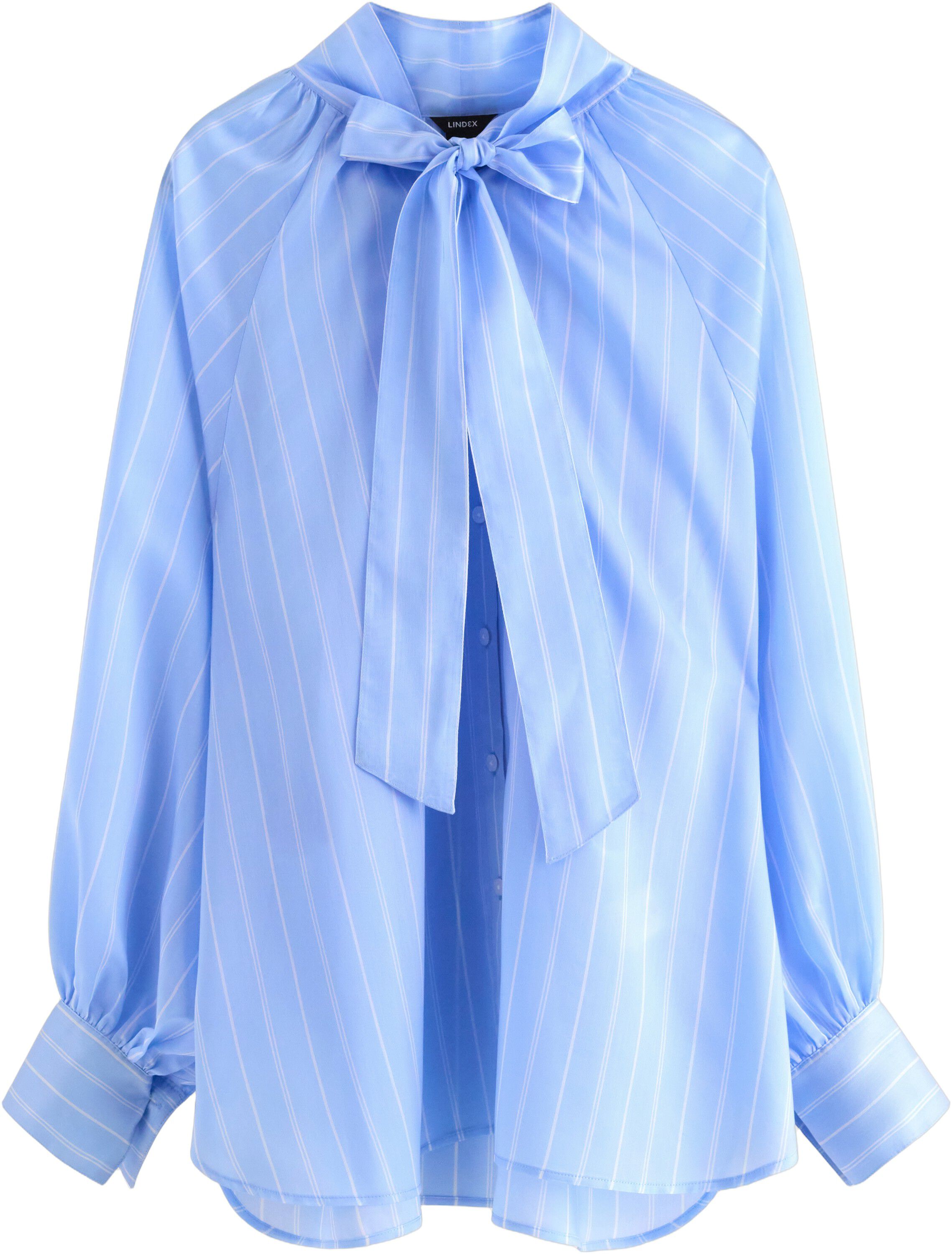 Lightweight blouse with an oversize