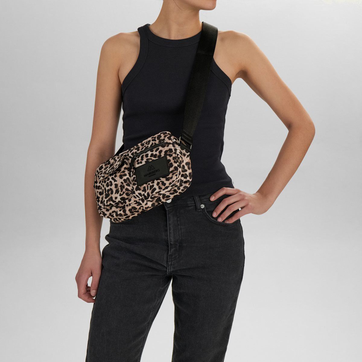 Darlambg Crossb. , Monochrome