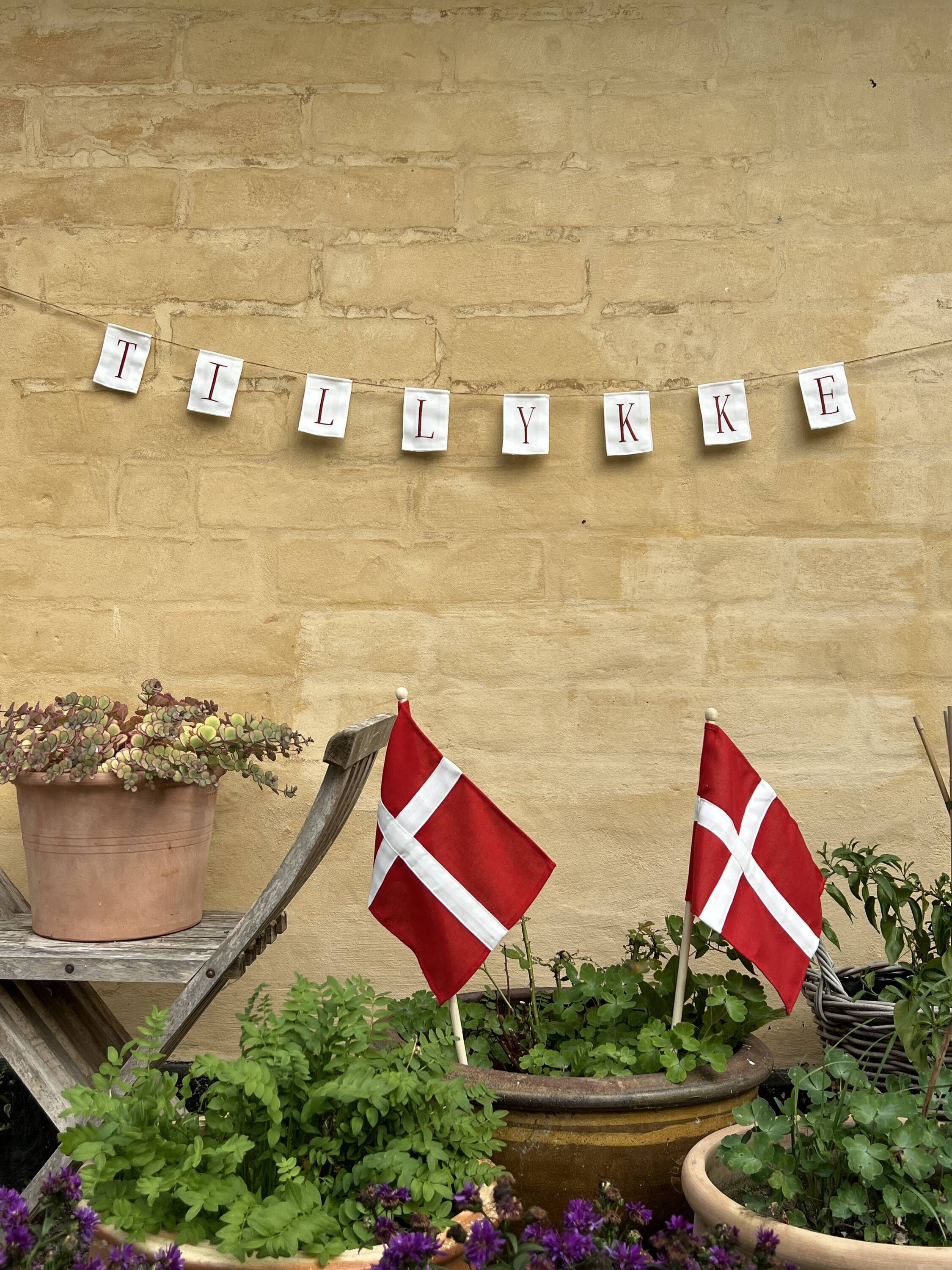 Stofflag p&aring; pind 3 stk hurraflag