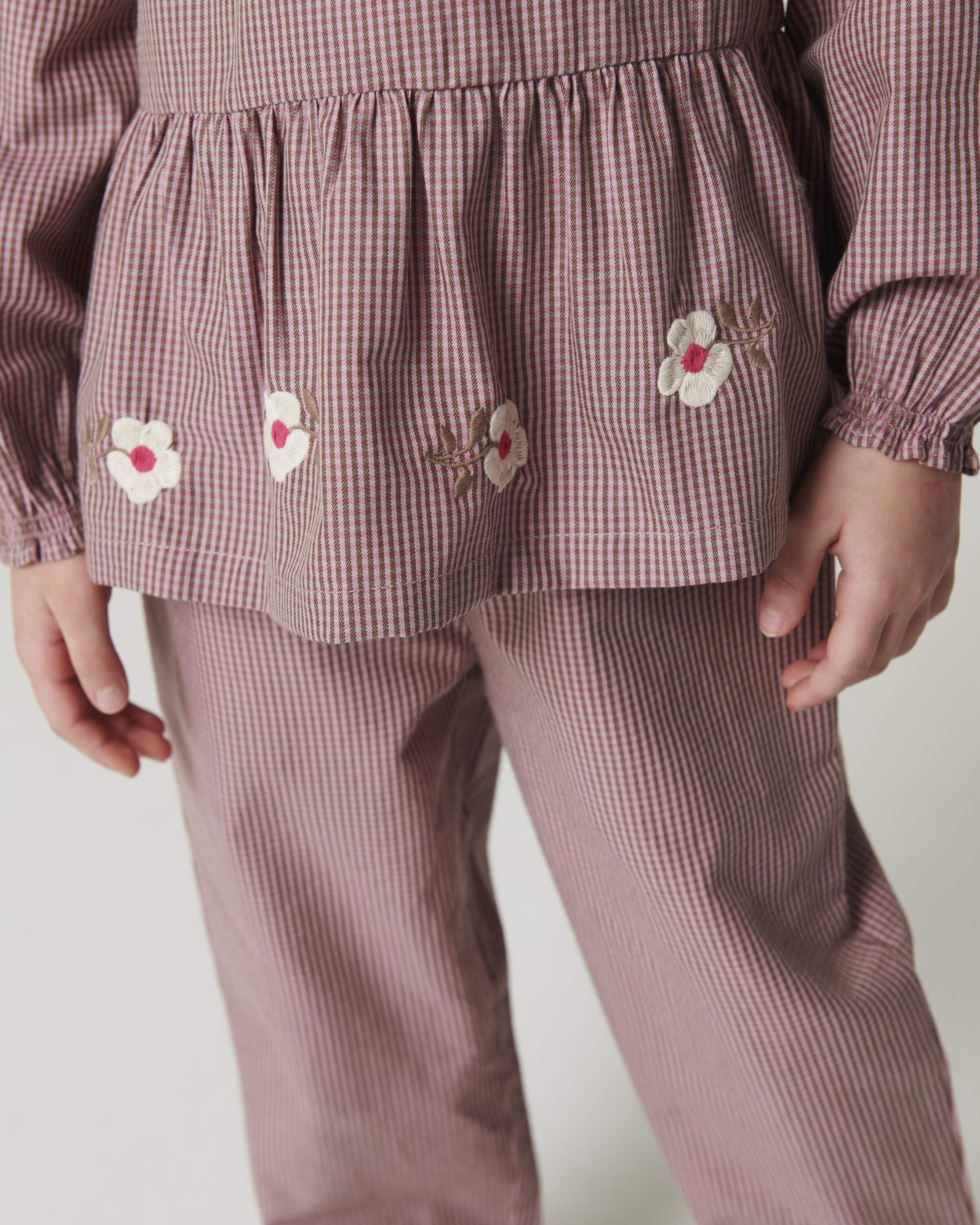 Blouse w. Flower Embroidery
