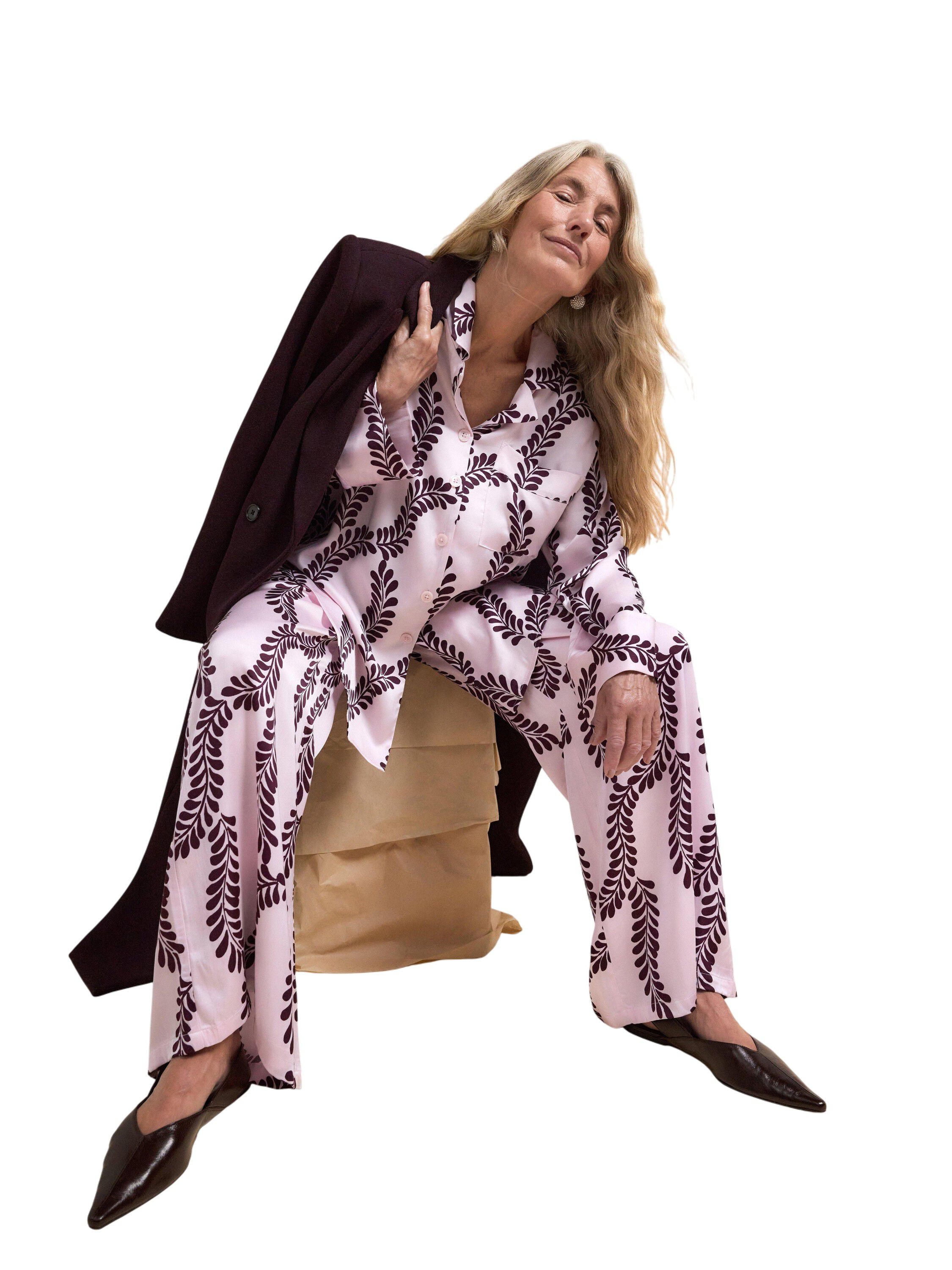 Let lang&aelig;rmet skjorte med en lidt l