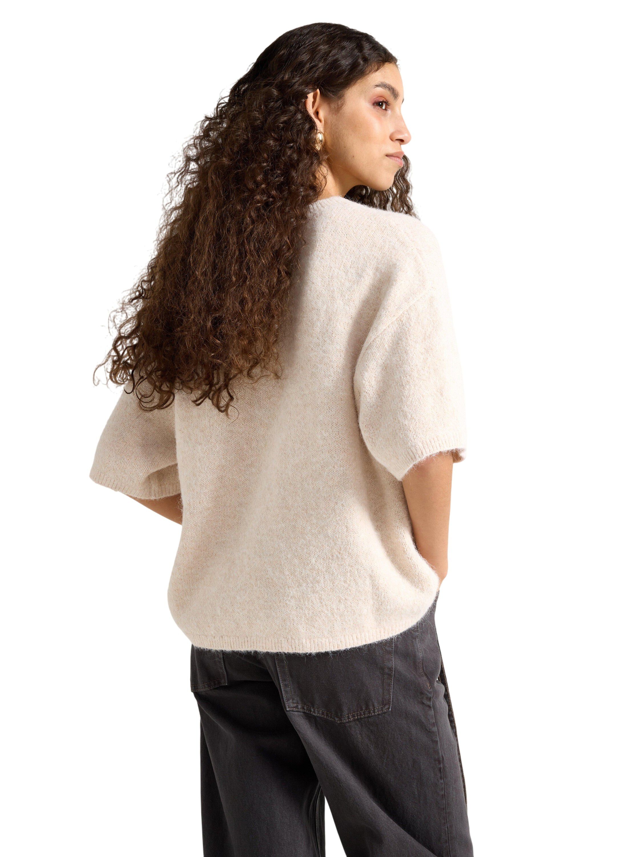 Strikket tr&oslash;je med korte &aelig;rmer og e