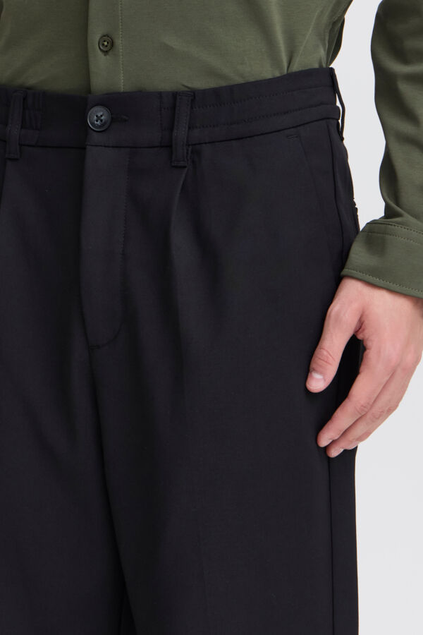 CFMARC performance pants with pleat