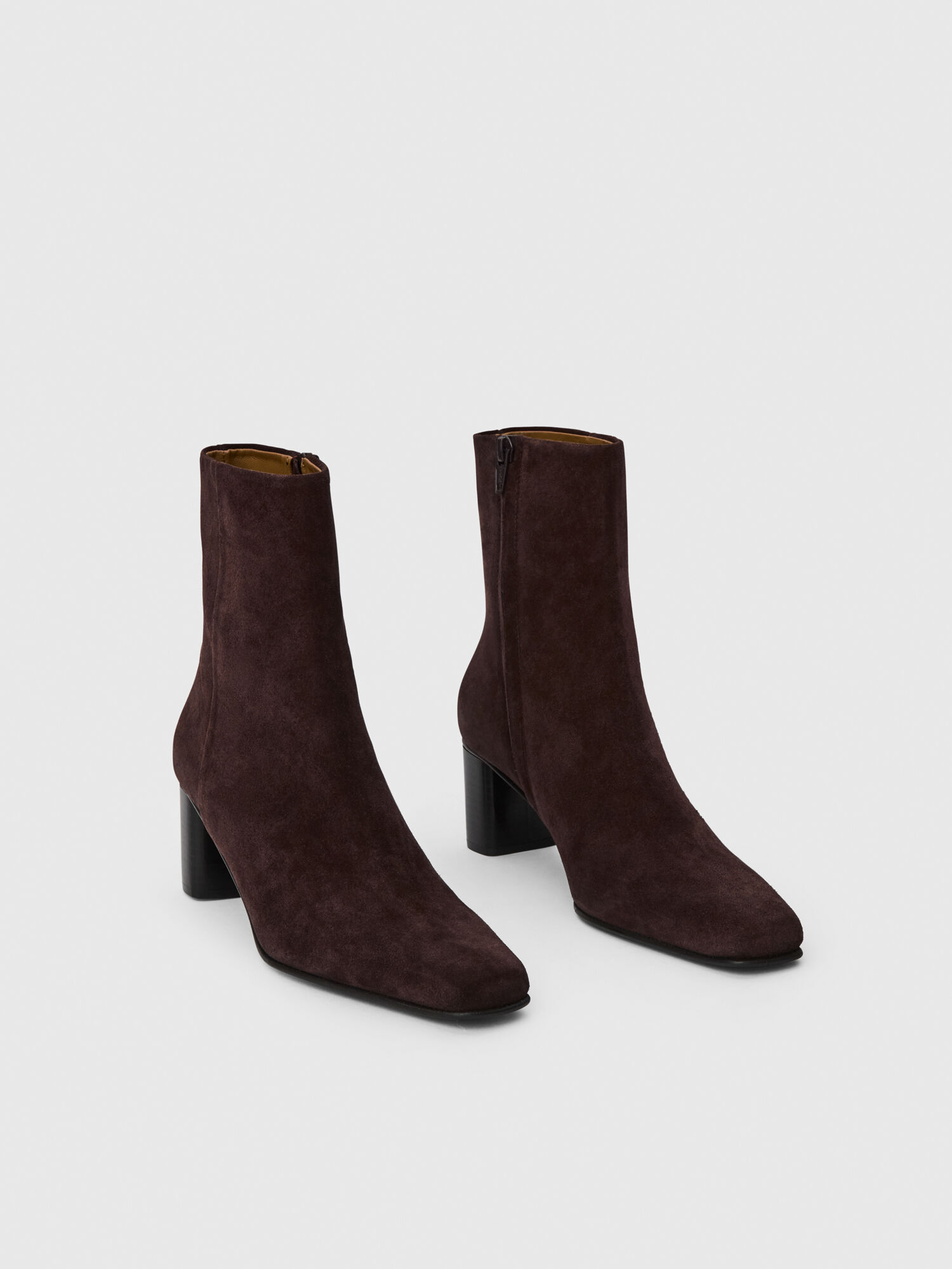 Praia Walnut Suede