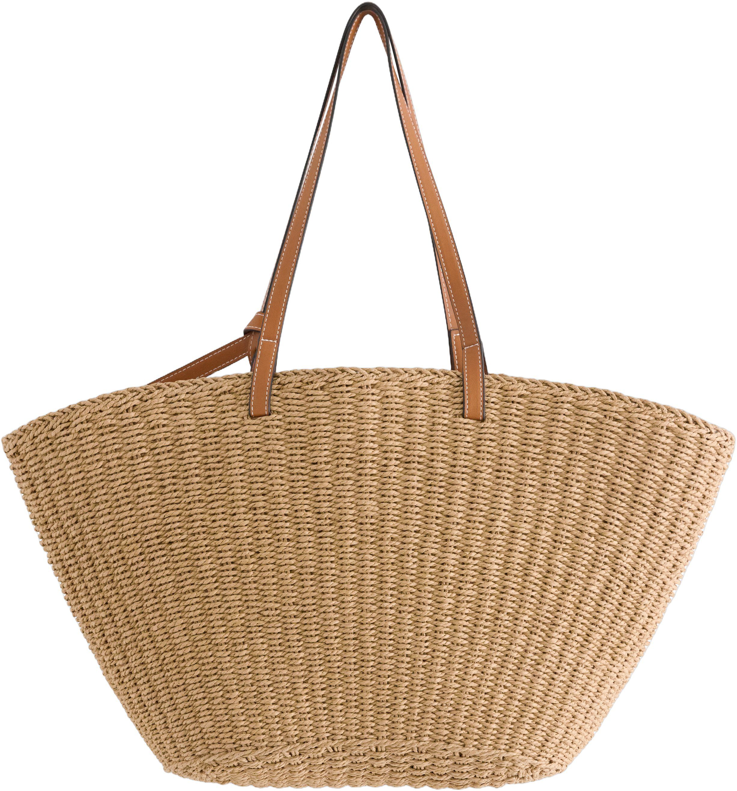Medium sized straw bag with shoulde