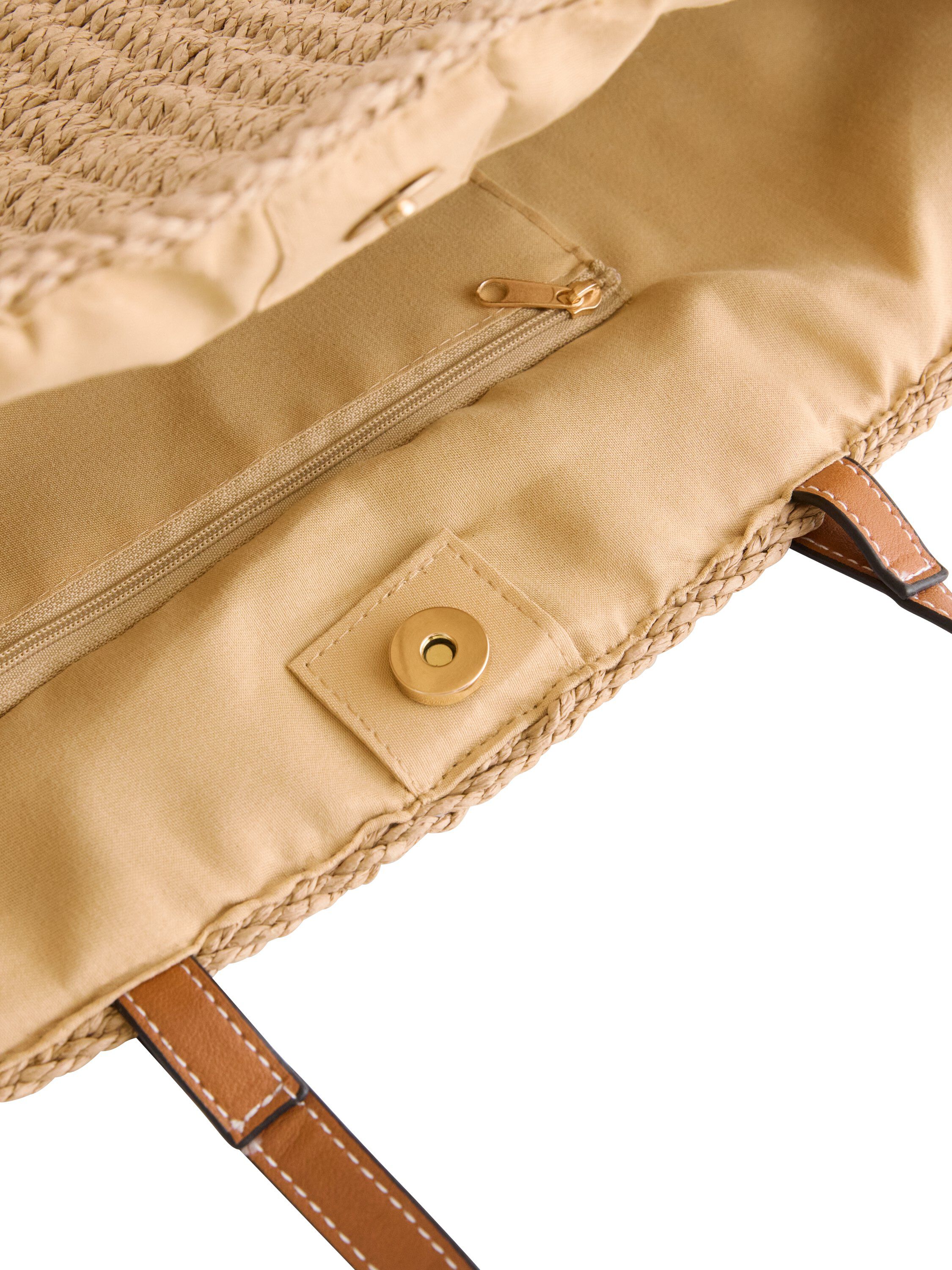 Medium sized straw bag with shoulde