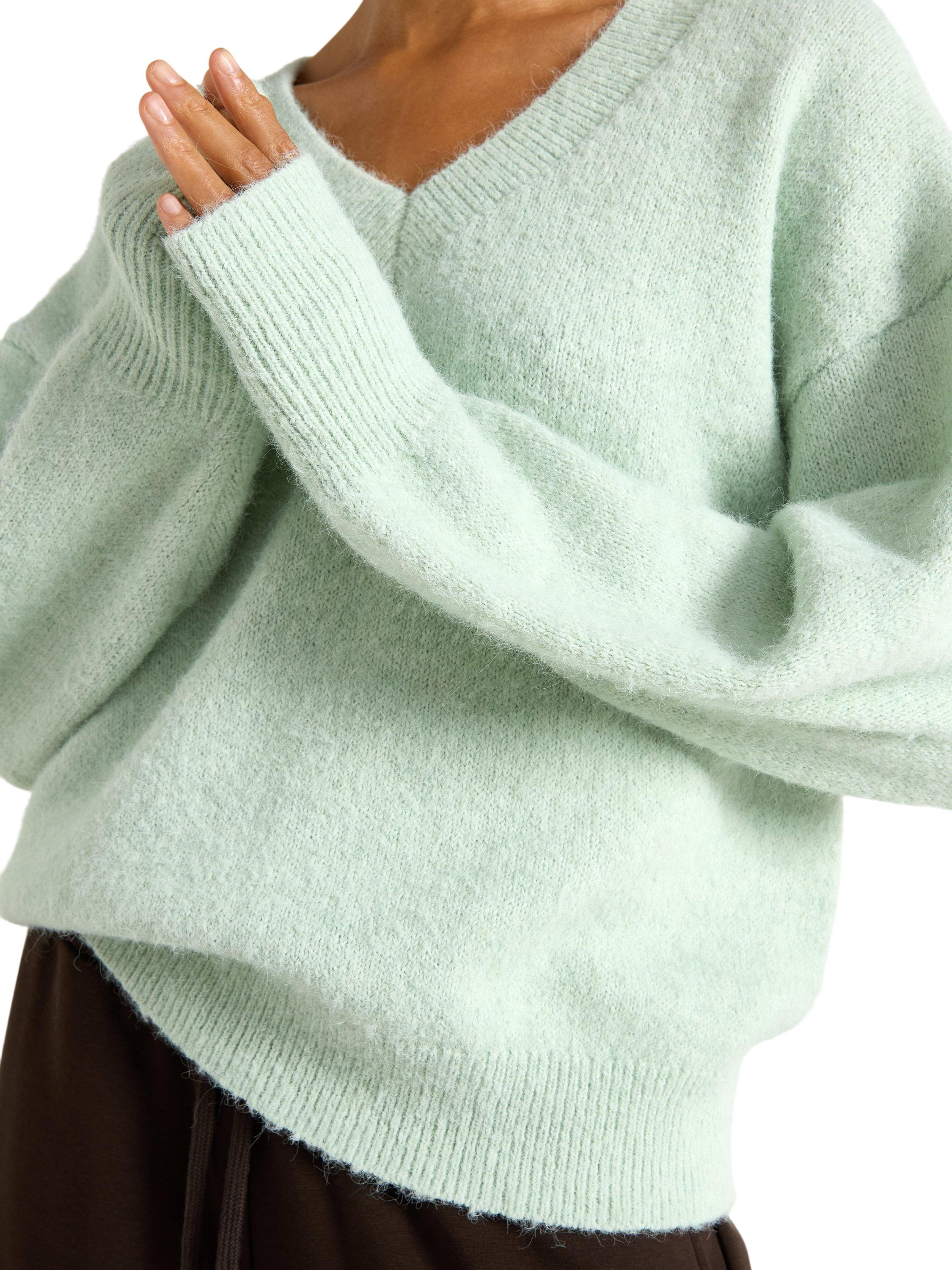 Strikket V-hals tr&oslash;je med en afslap