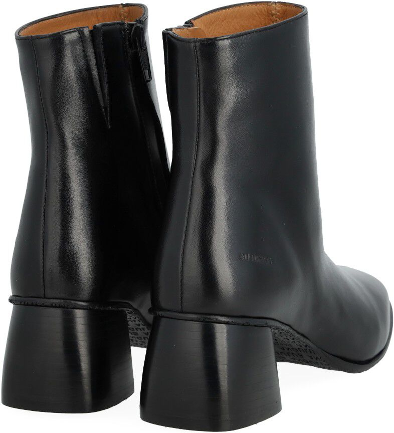 St&oslash;vlet med skulpturel sort tr&aelig;h&aelig;l