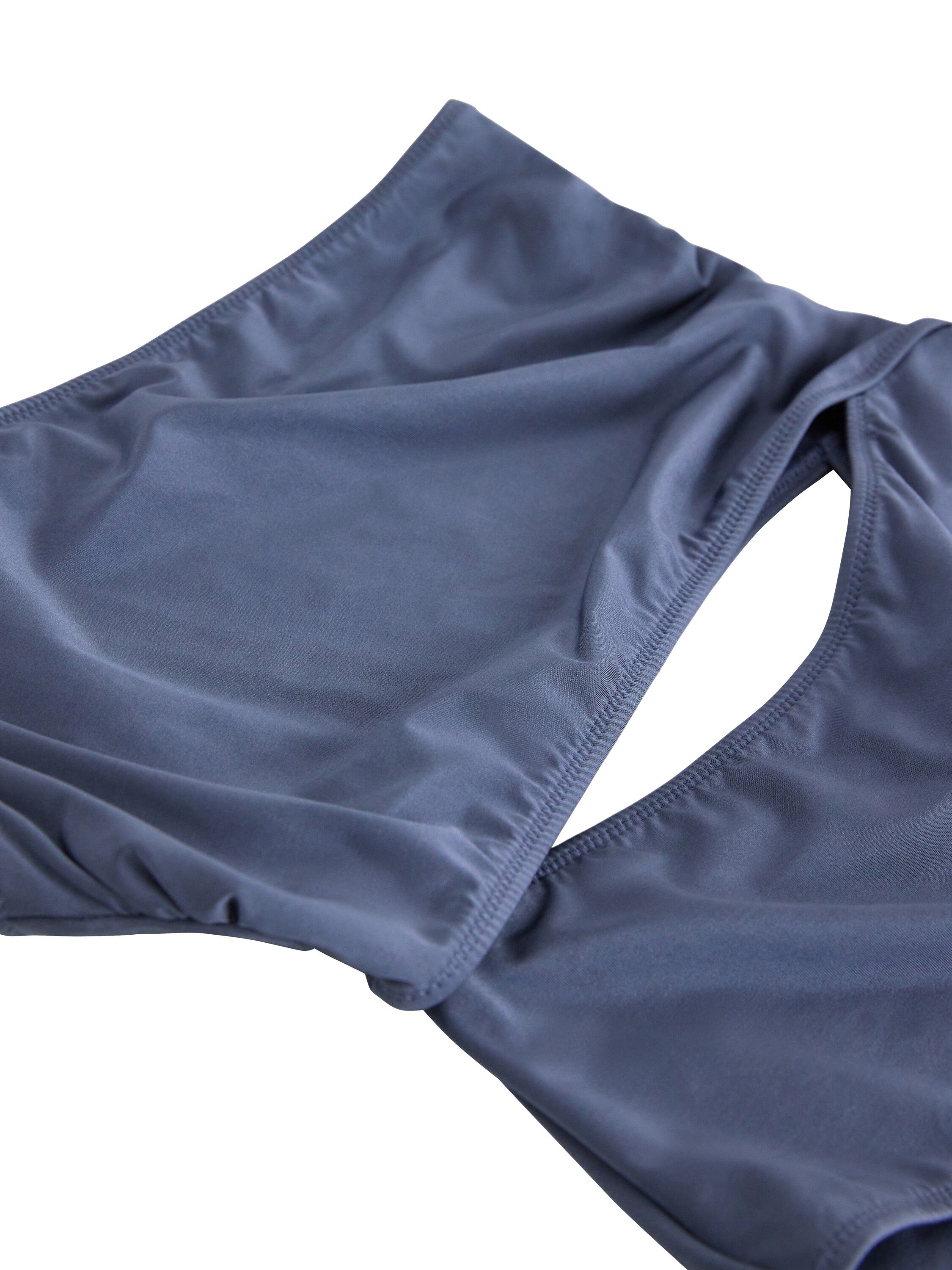 Unpadded swimsuit with a cut out de