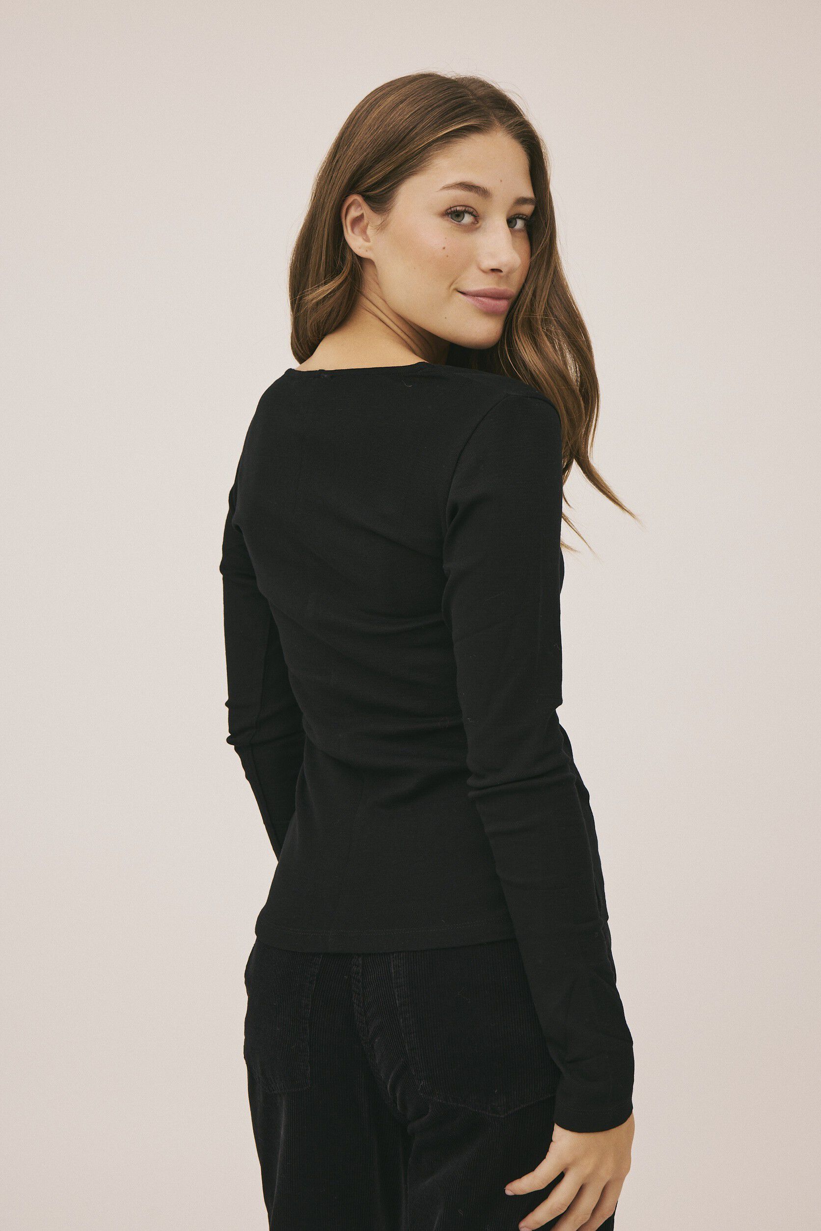 Cilla 16 V-halset bluse - 100% merino wool RWS