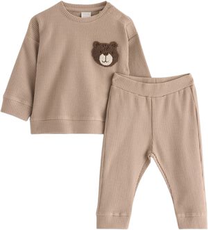 Set med v&aring;ffelstruktur och applika