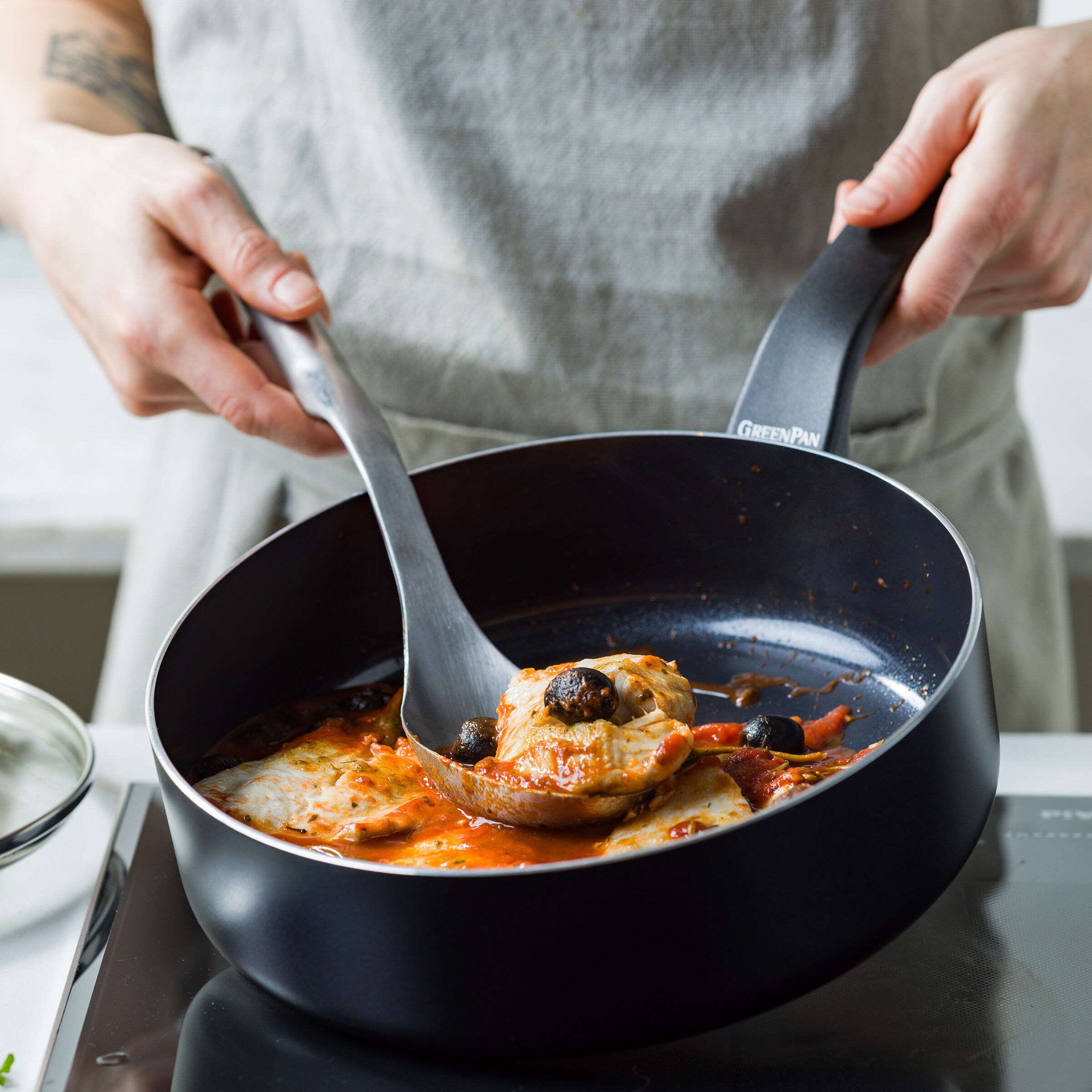 GP-ESSEN FBl Alu Perf-ind cvd skill 24cm/3. 10L