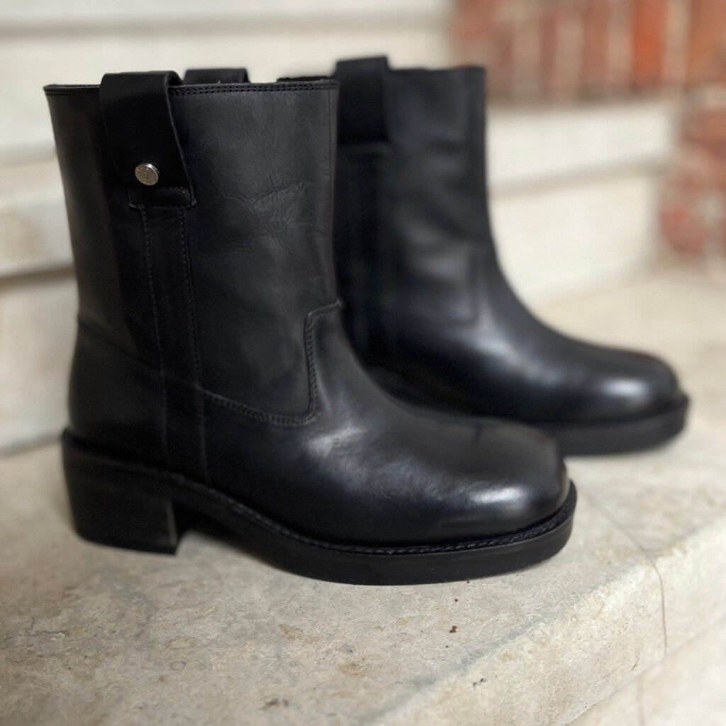 Say More - Black