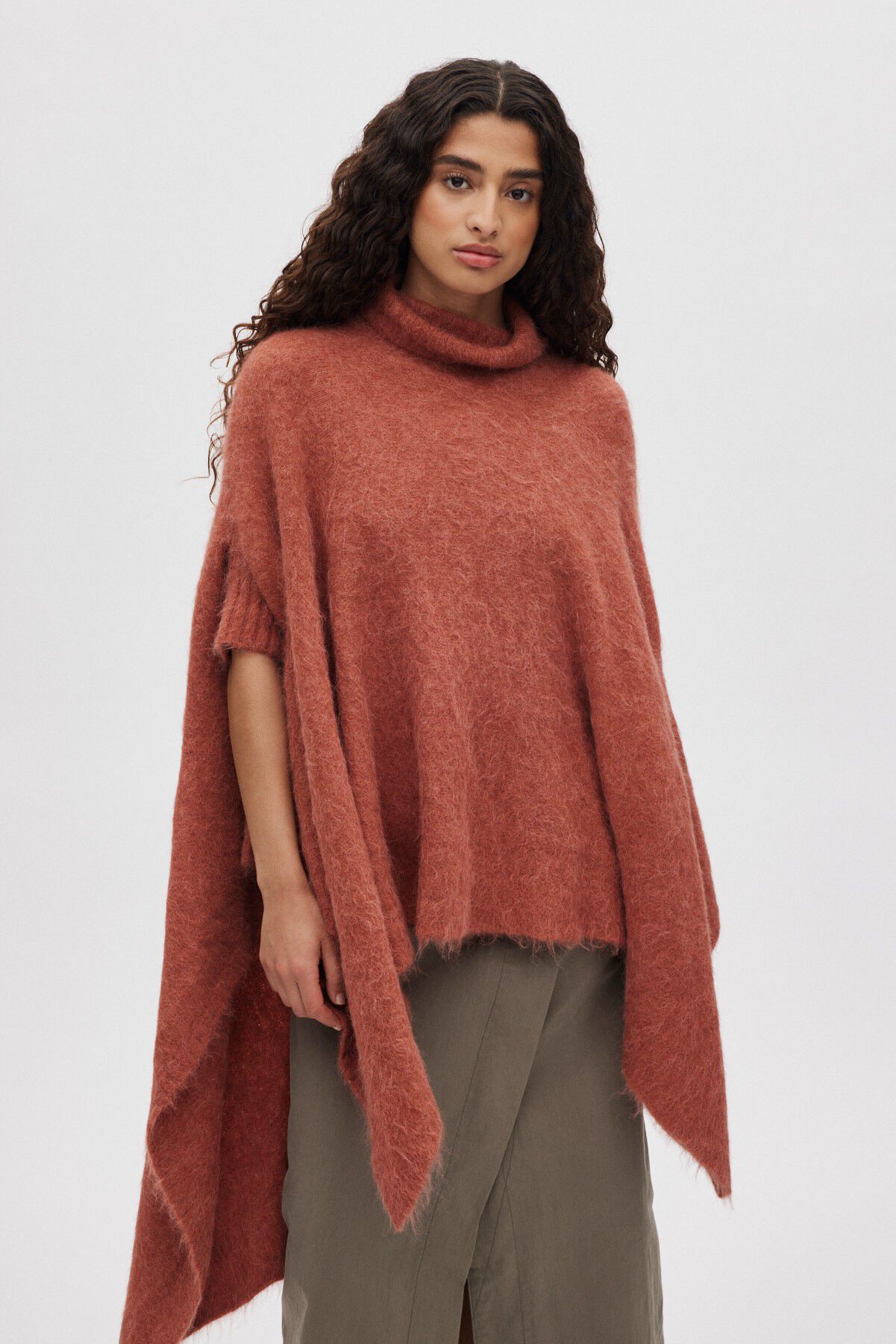 Fluffy knit poncho - Dede