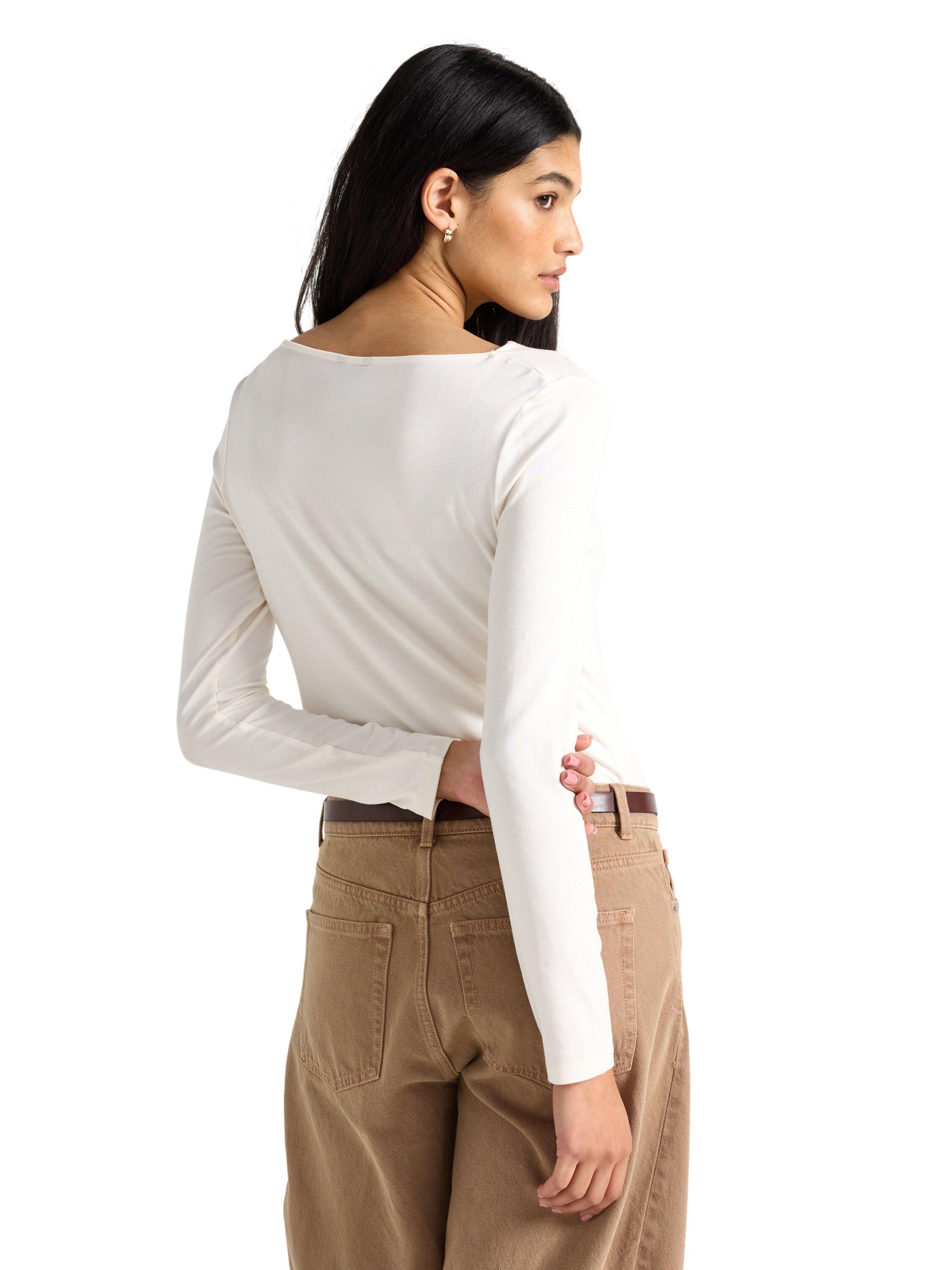Soft, long-sleeved top with a knot
