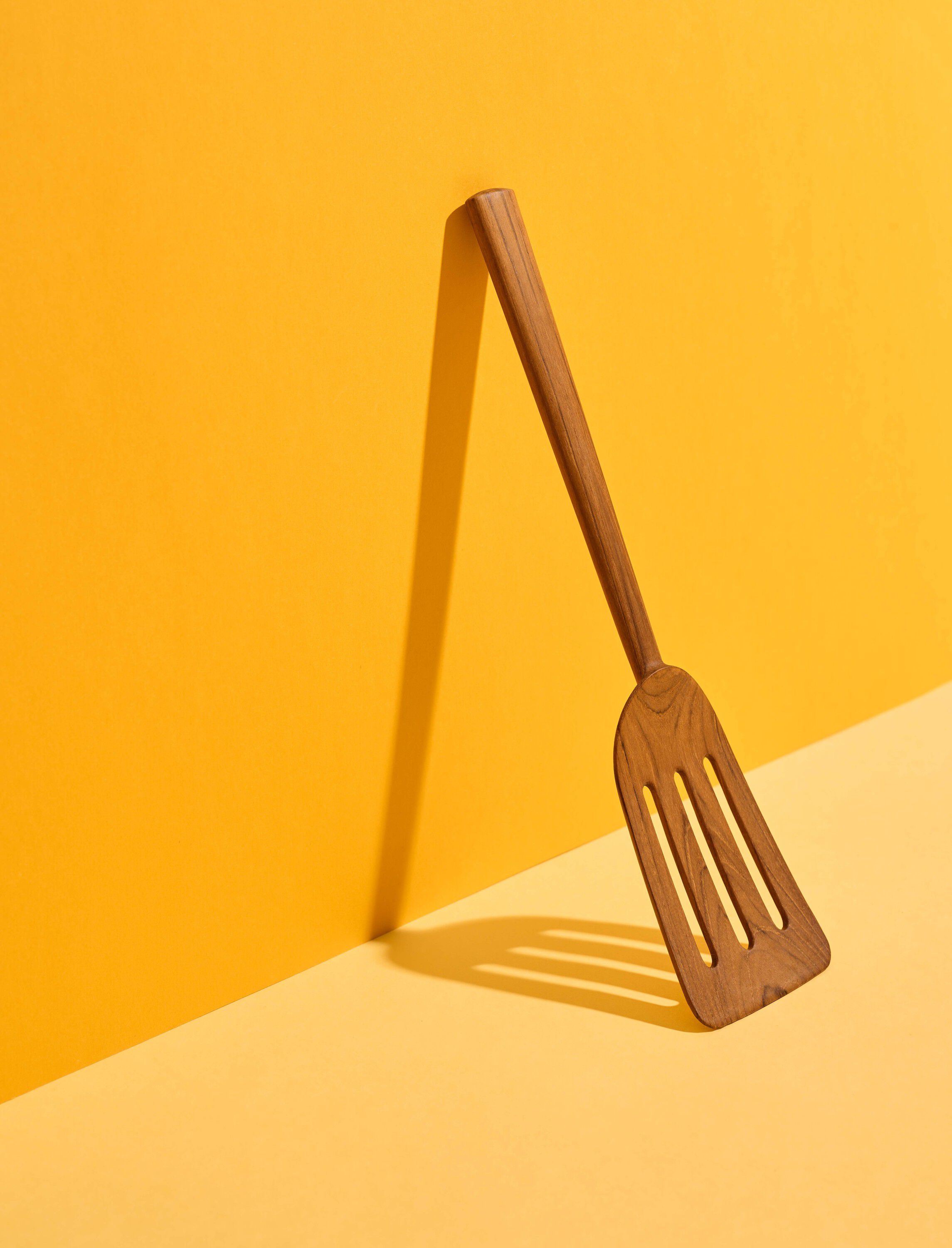 Spatel med huller, teak, bred