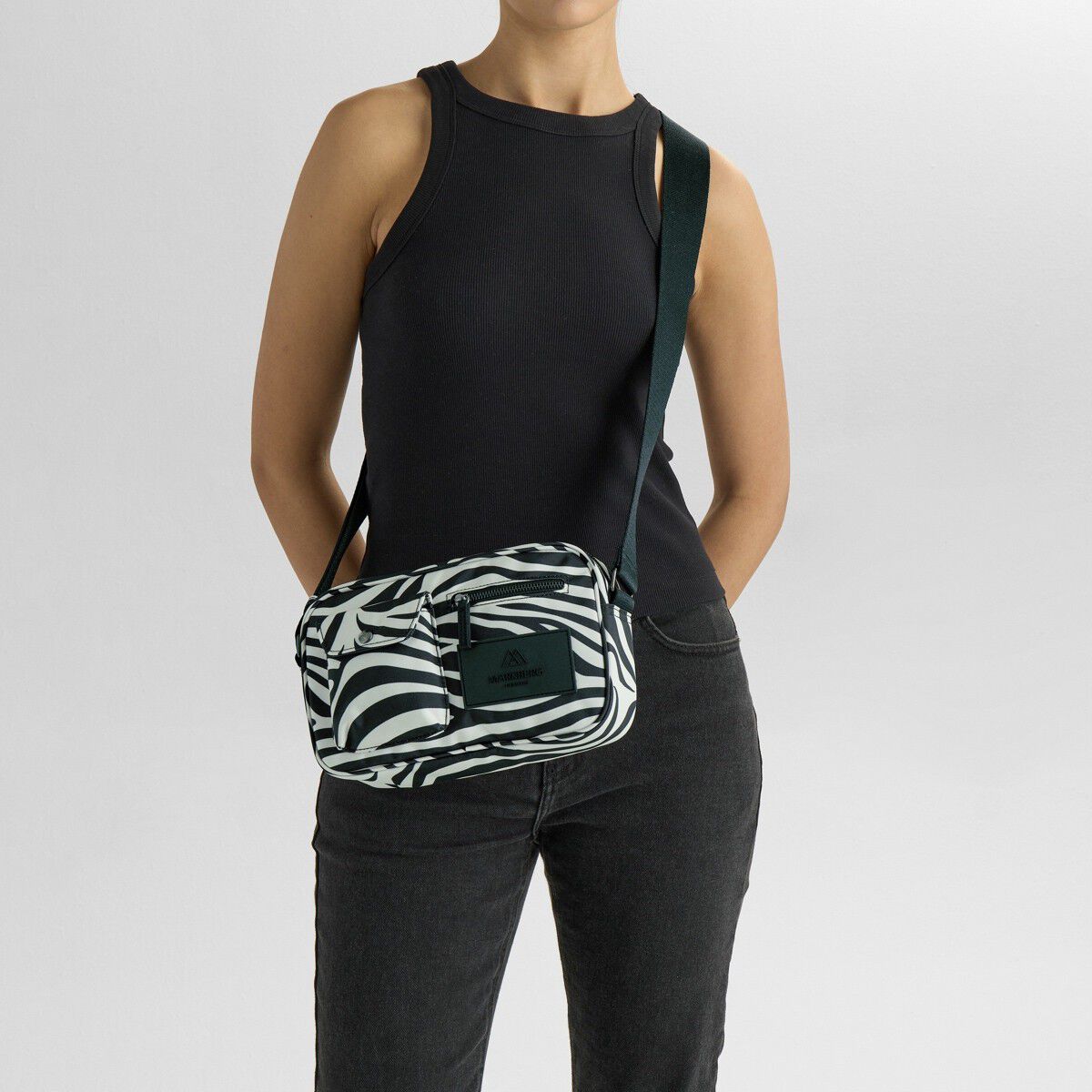 Darlambg Crossb. , Monochrome