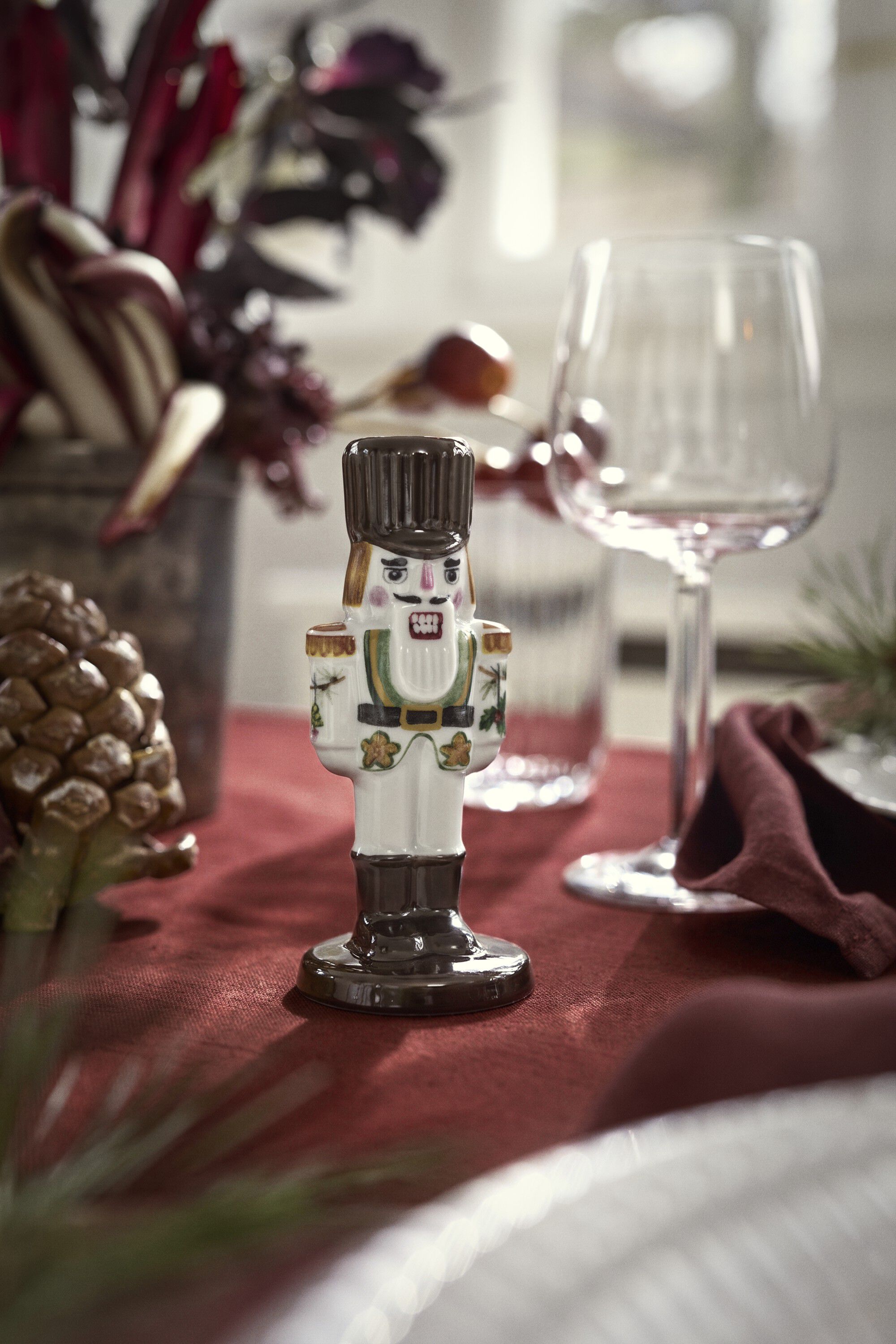 Hammersh&oslash;i Christmas N&oslash;ddekn&aelig;kker H12 cm hvid m. deko
