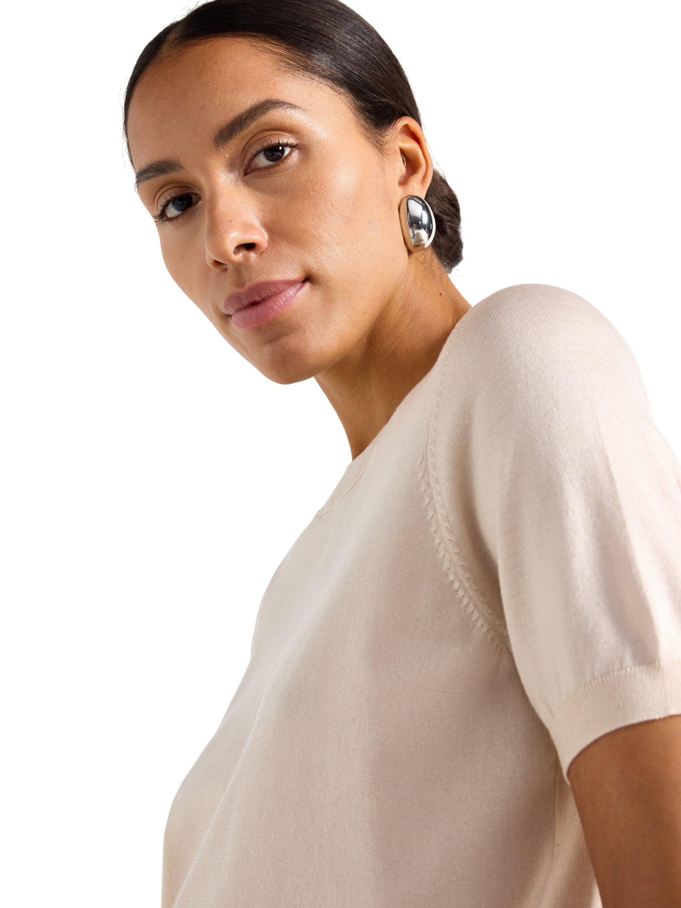 Fine-knitted top with round necklin