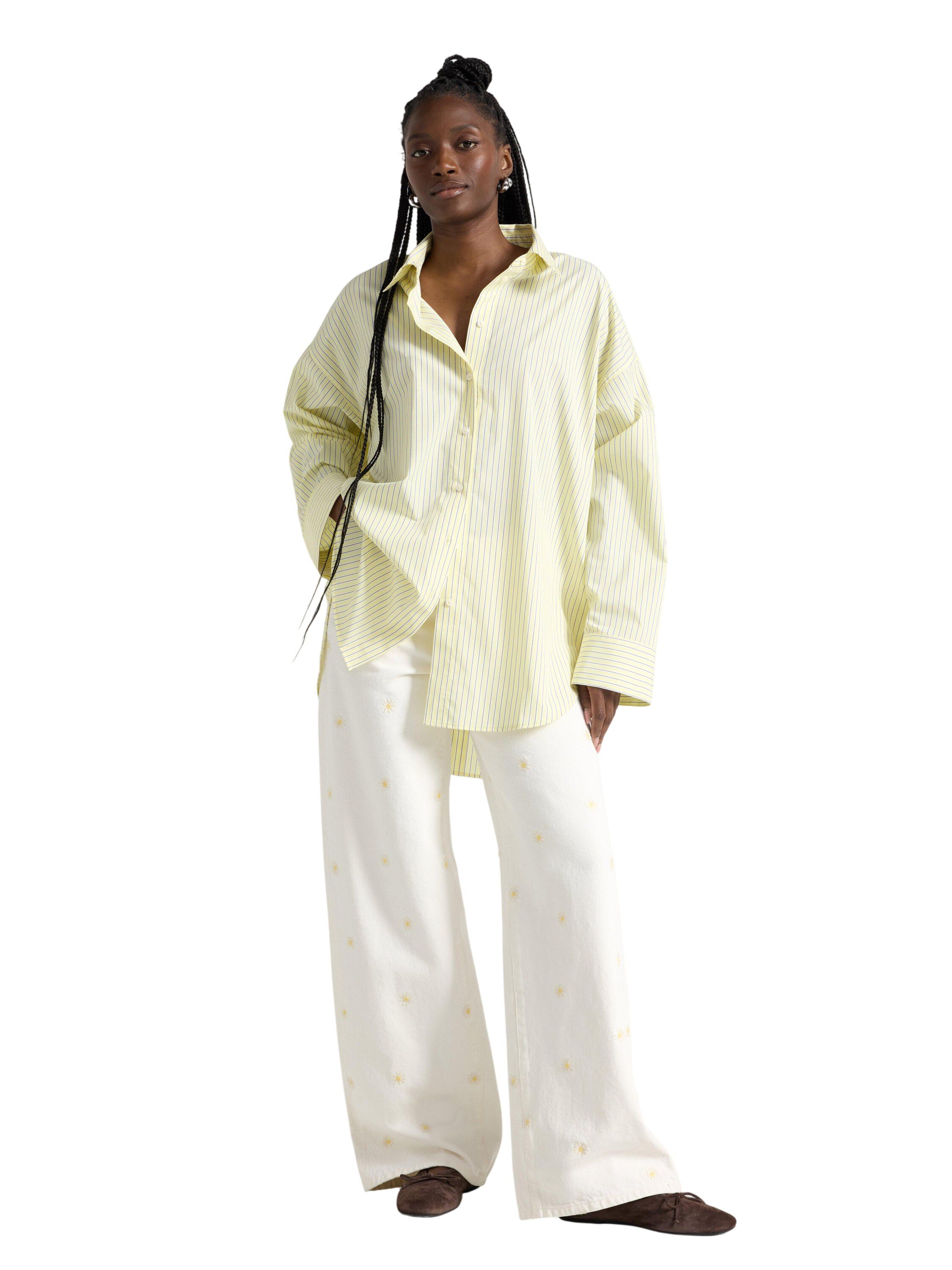 Shirt with long sleeves and an open