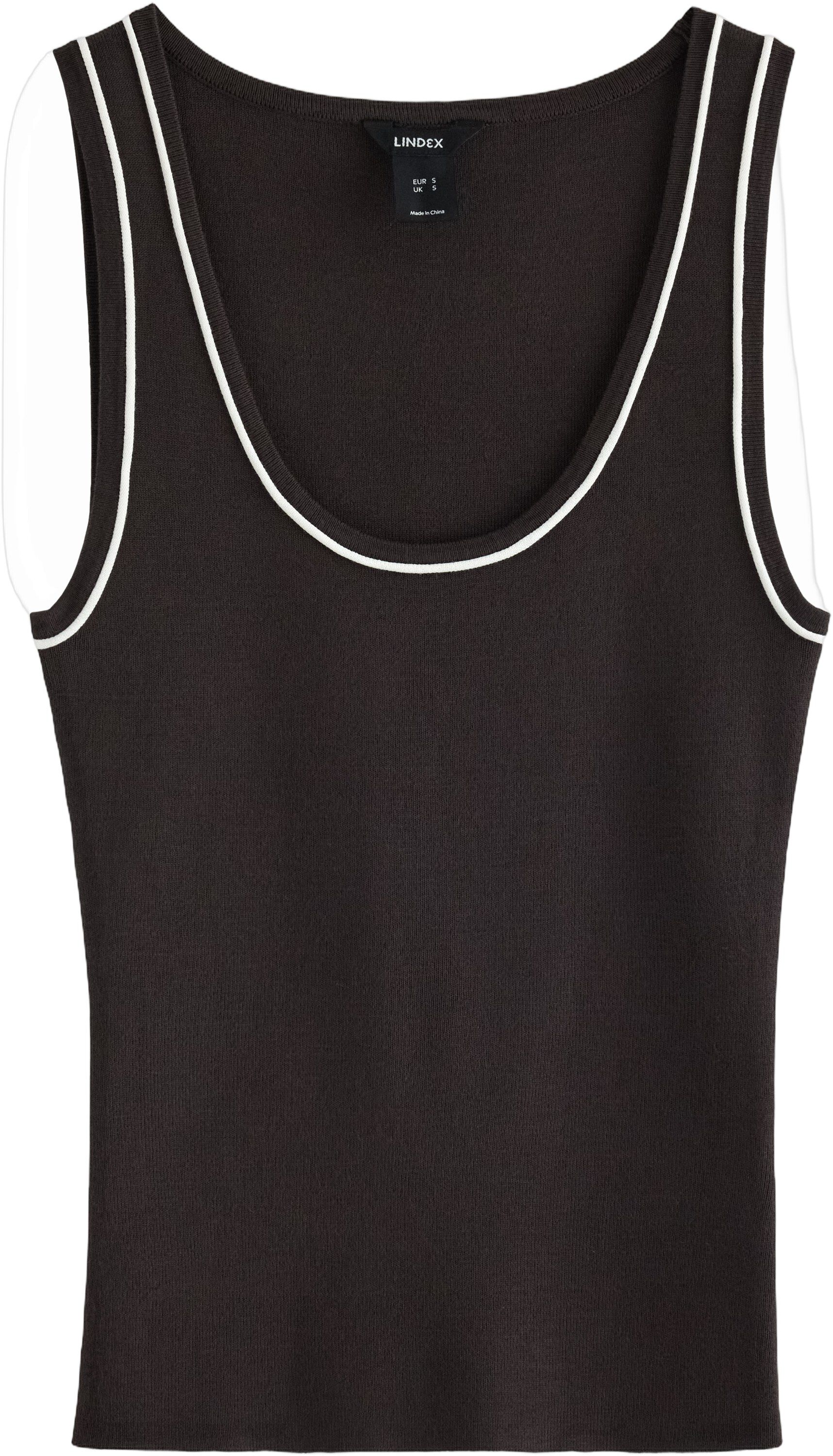 Finstickat linne med kontrasts&ouml;mmar