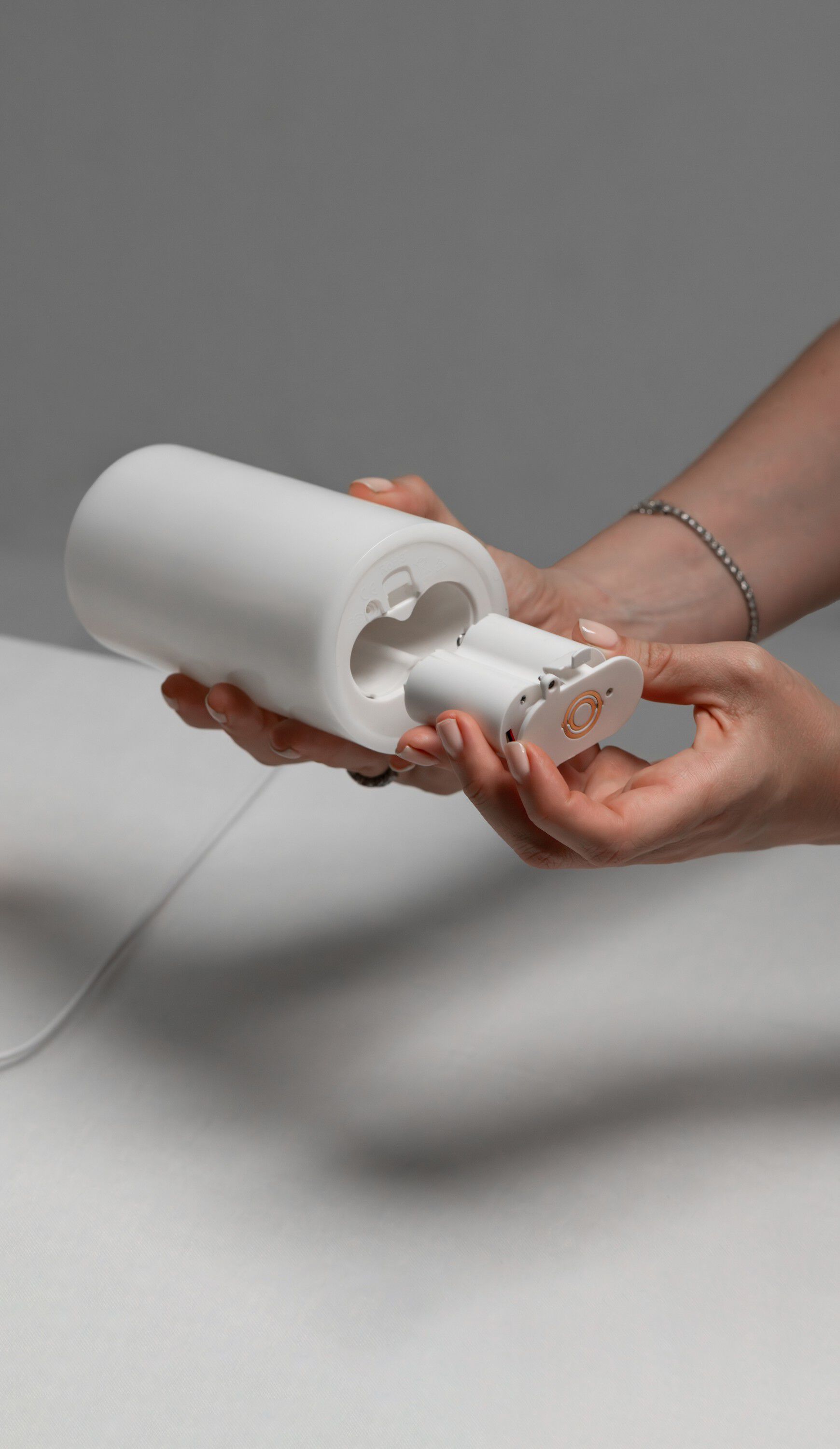 Rechargeable battery pack, pillar insert, C