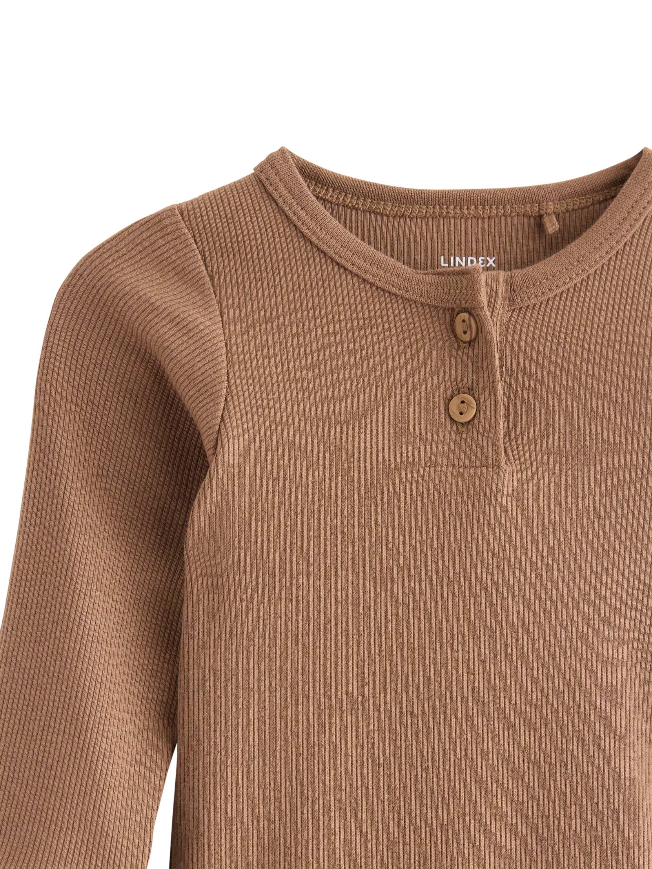 Soft long-sleeved ribbed bodysuit.