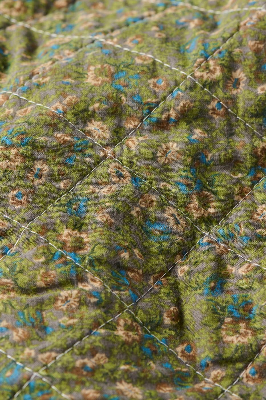 Quilt gr&aring; m/gr&oslash;nne, bl&aring; og rosa blomster