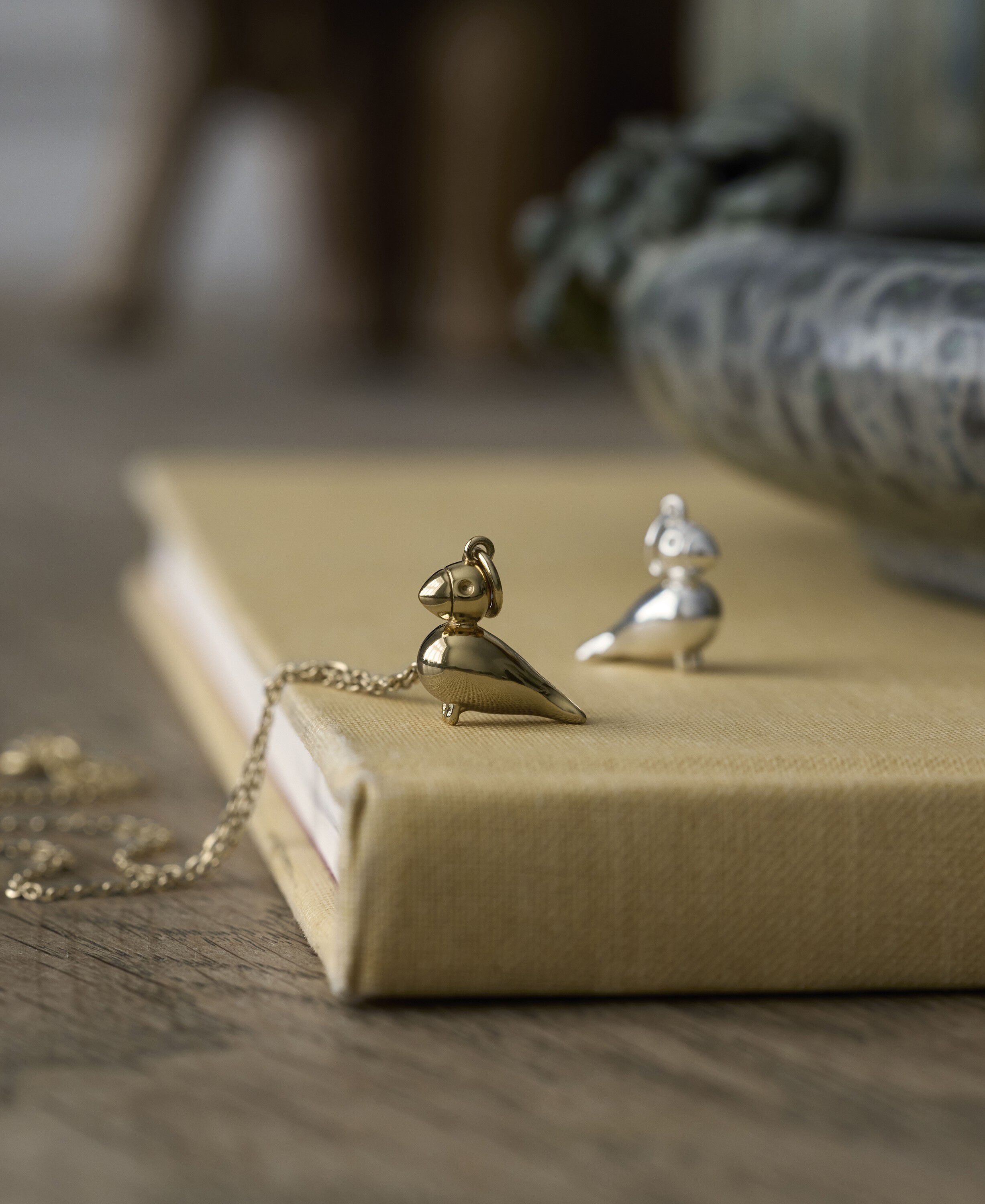 Sangfugl i 18 karat forgyldt s&oslash;lv uden k&aelig;de