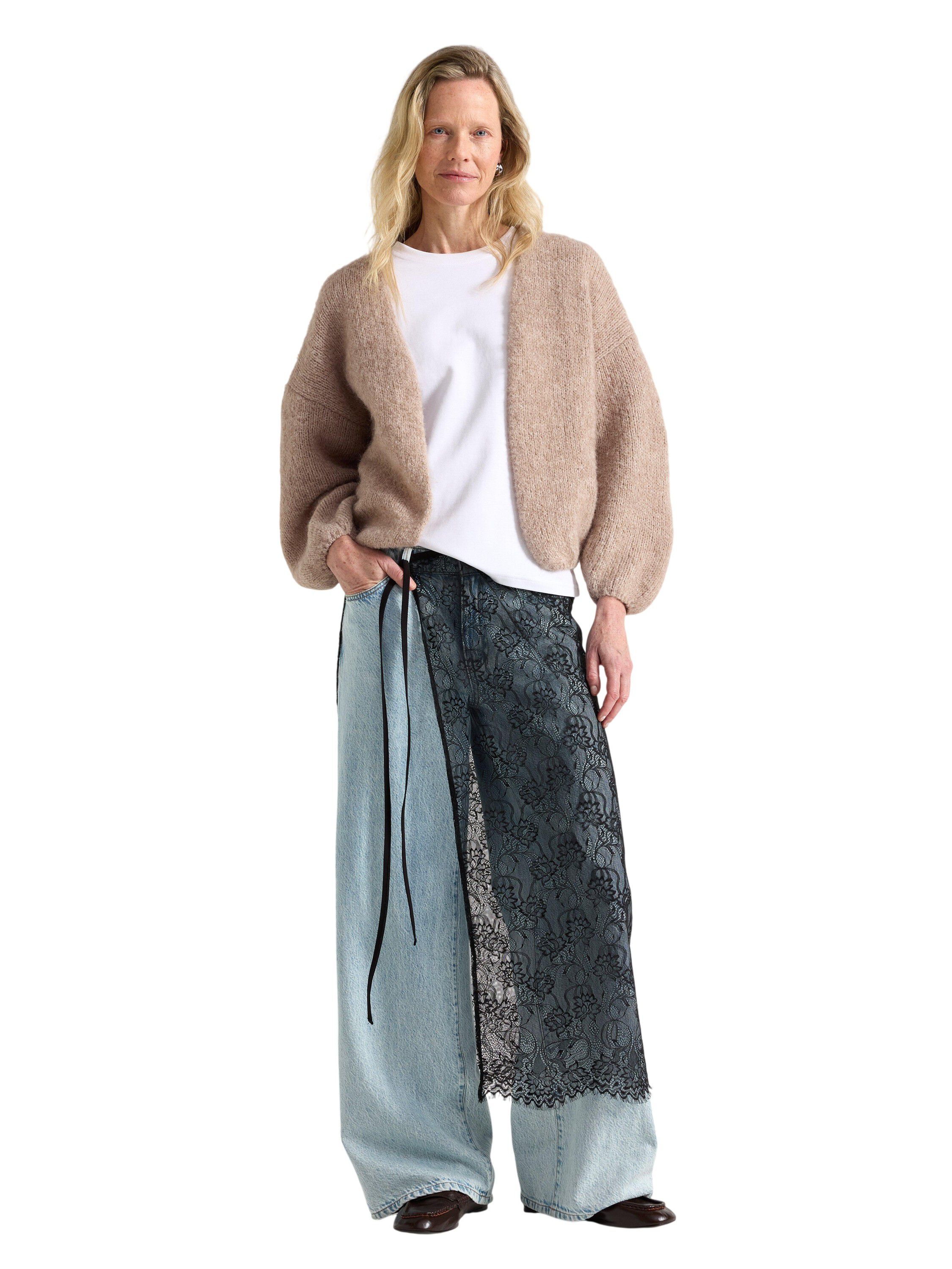 Soft and cosy knitted cardigan with