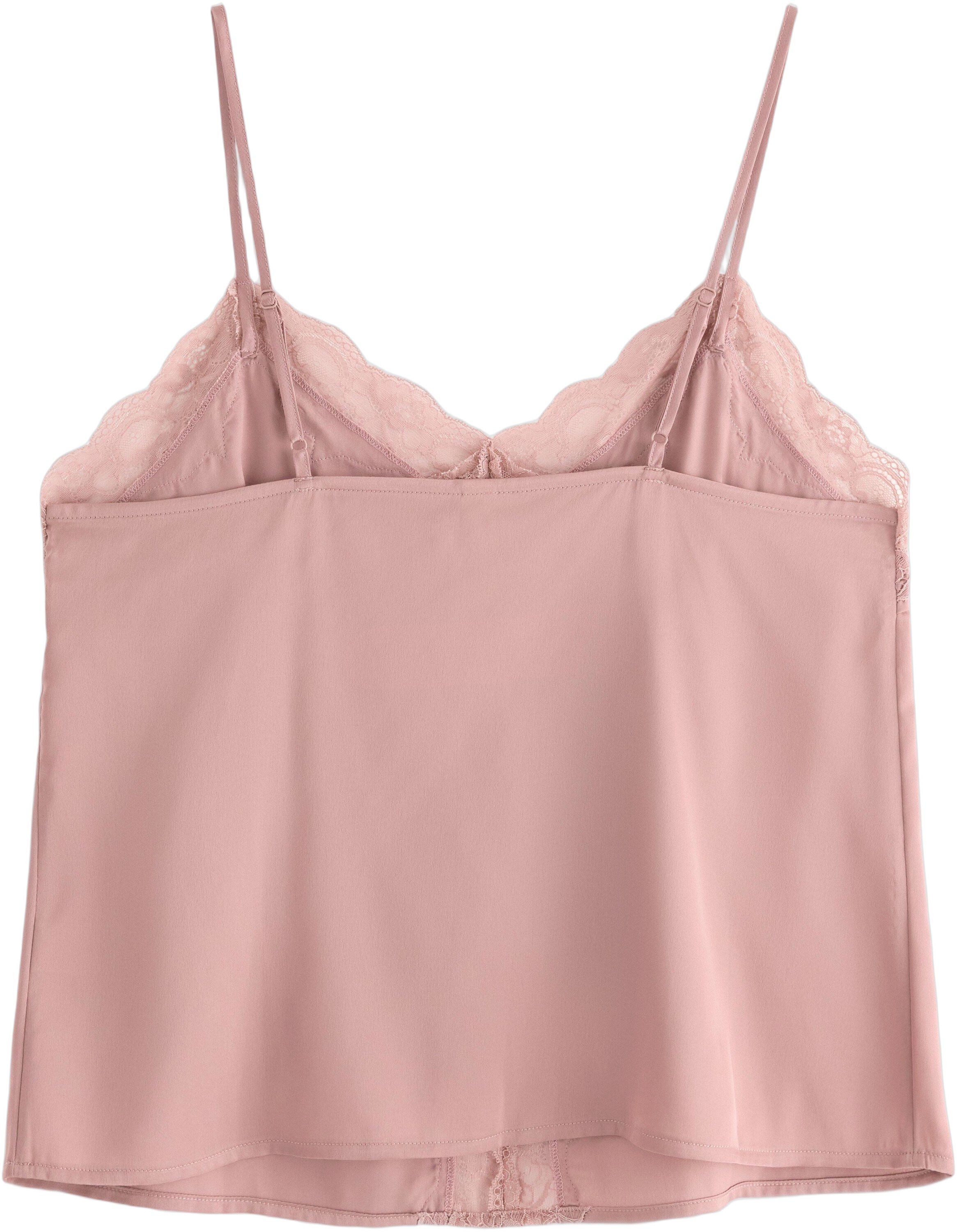 Linne i satin med spetsdetaljer.