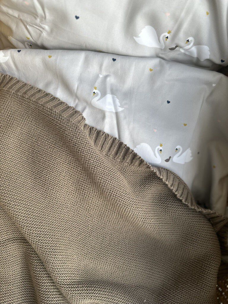 Strikket babyt&aelig;ppe