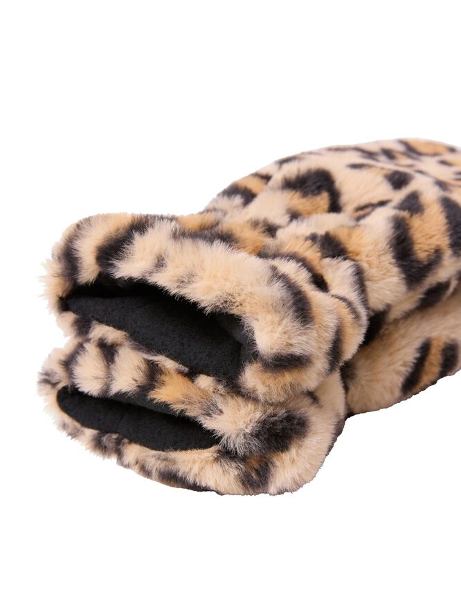 Soft mittens in fluffy faux fur wit