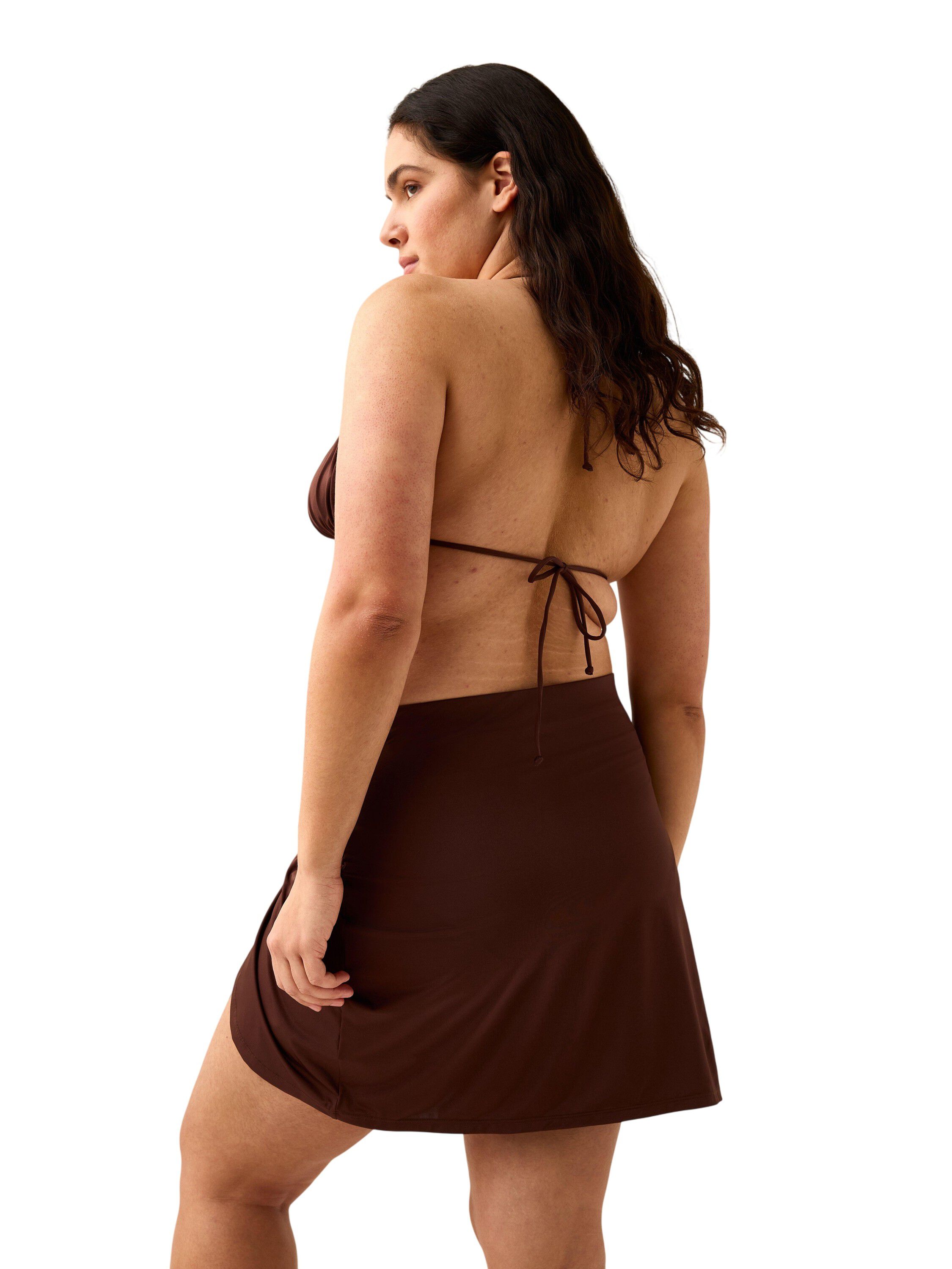 Badeskj&oslash;rt med vridet detalj foran.